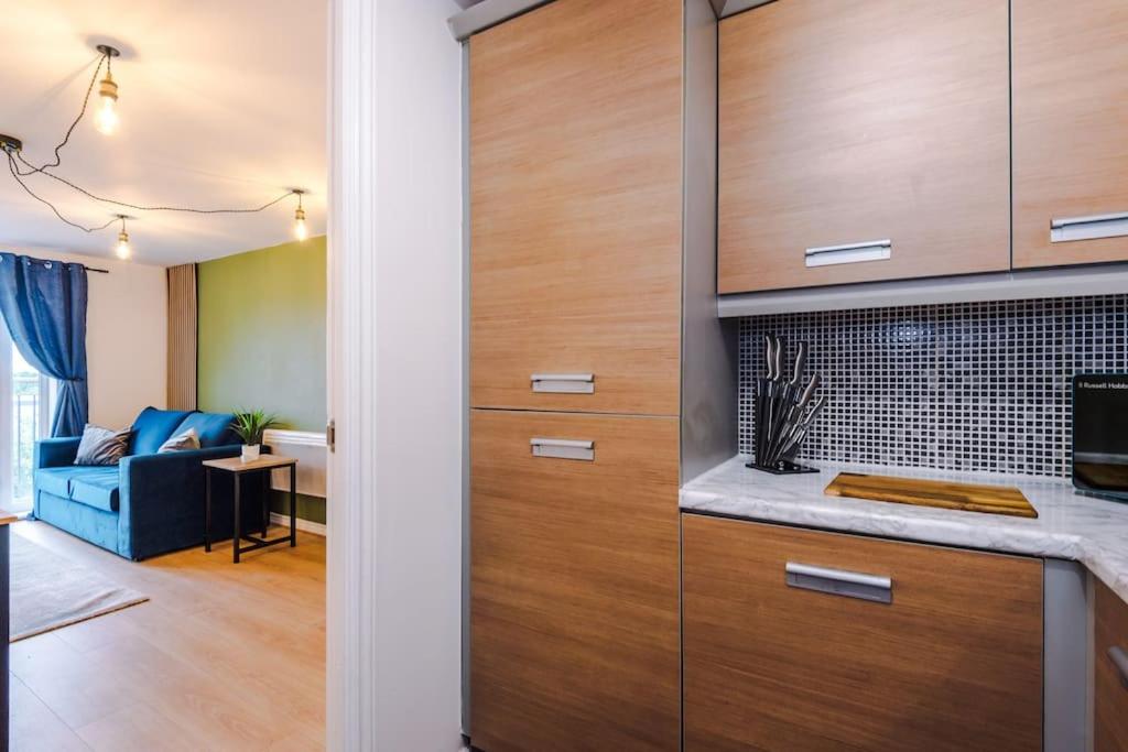 The Salford Luxe by Parydise Properties - 2-Bed City-View Gem - Business-Ready, Leisure-Friendly view 2