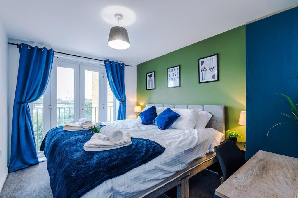 The Salford Luxe by Parydise Properties - 2-Bed City-View Gem - Business-Ready, Leisure-Friendly view 4