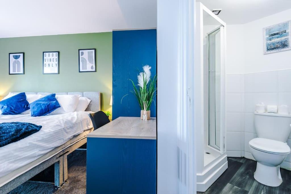 The Salford Luxe by Parydise Properties - 2-Bed City-View Gem - Business-Ready, Leisure-Friendly view 5