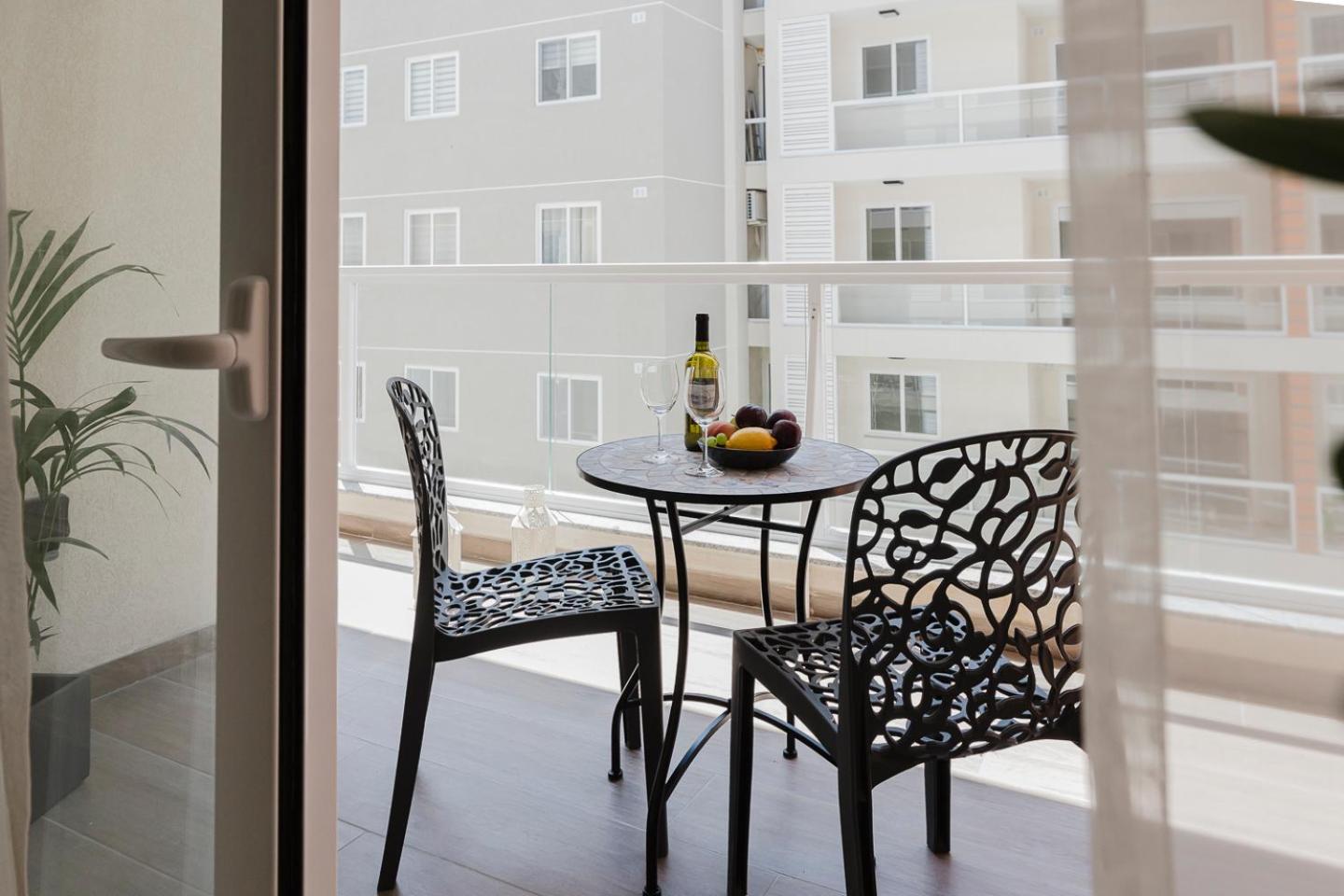 Stunning 2BED Apartment in SPB by Homely! photo 3