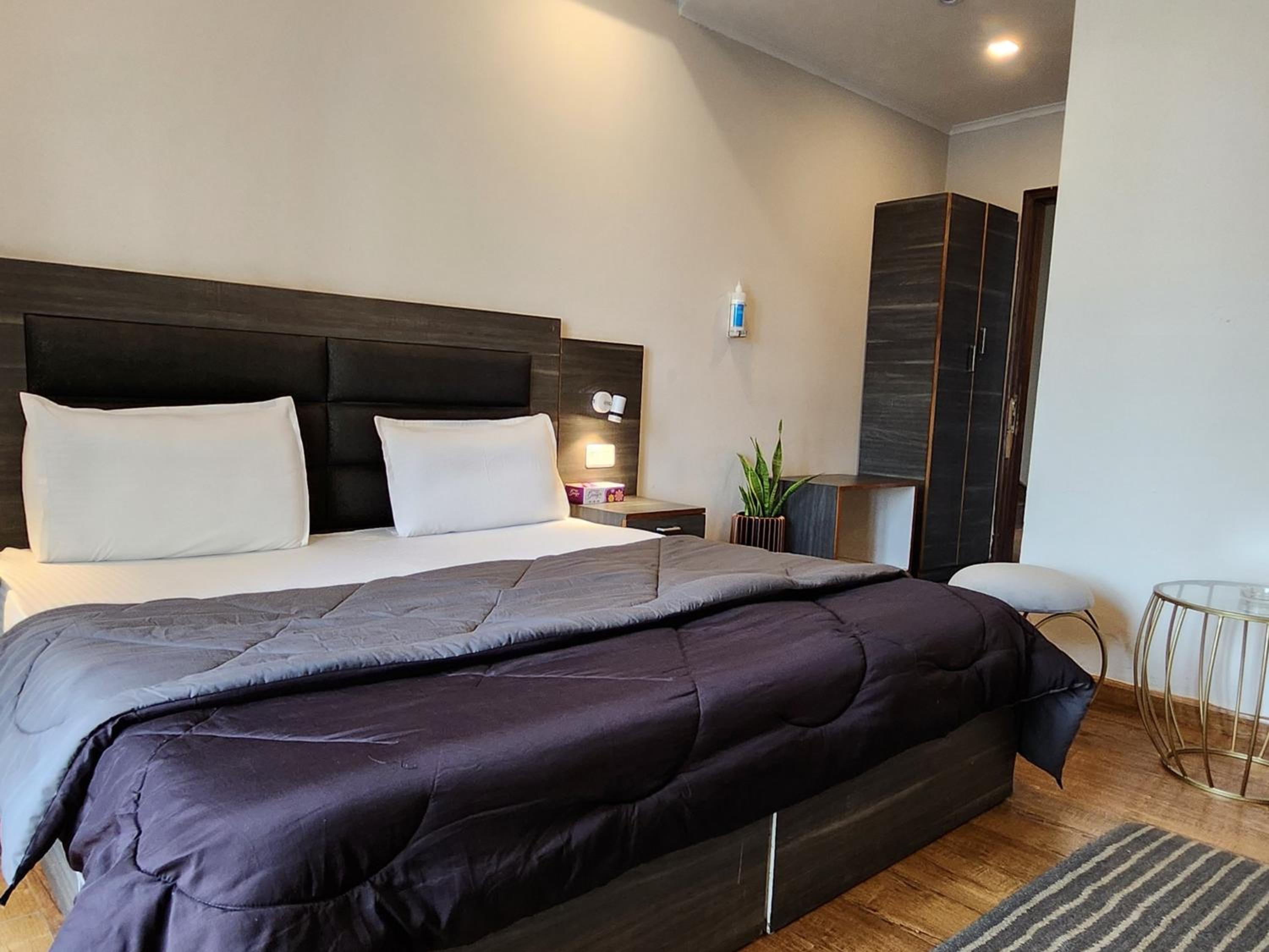 Gurgaon Vacations - Hotel City Premier - Near Galleria Market , Super Mart-1 DLF Gurgaon - Property Image 6