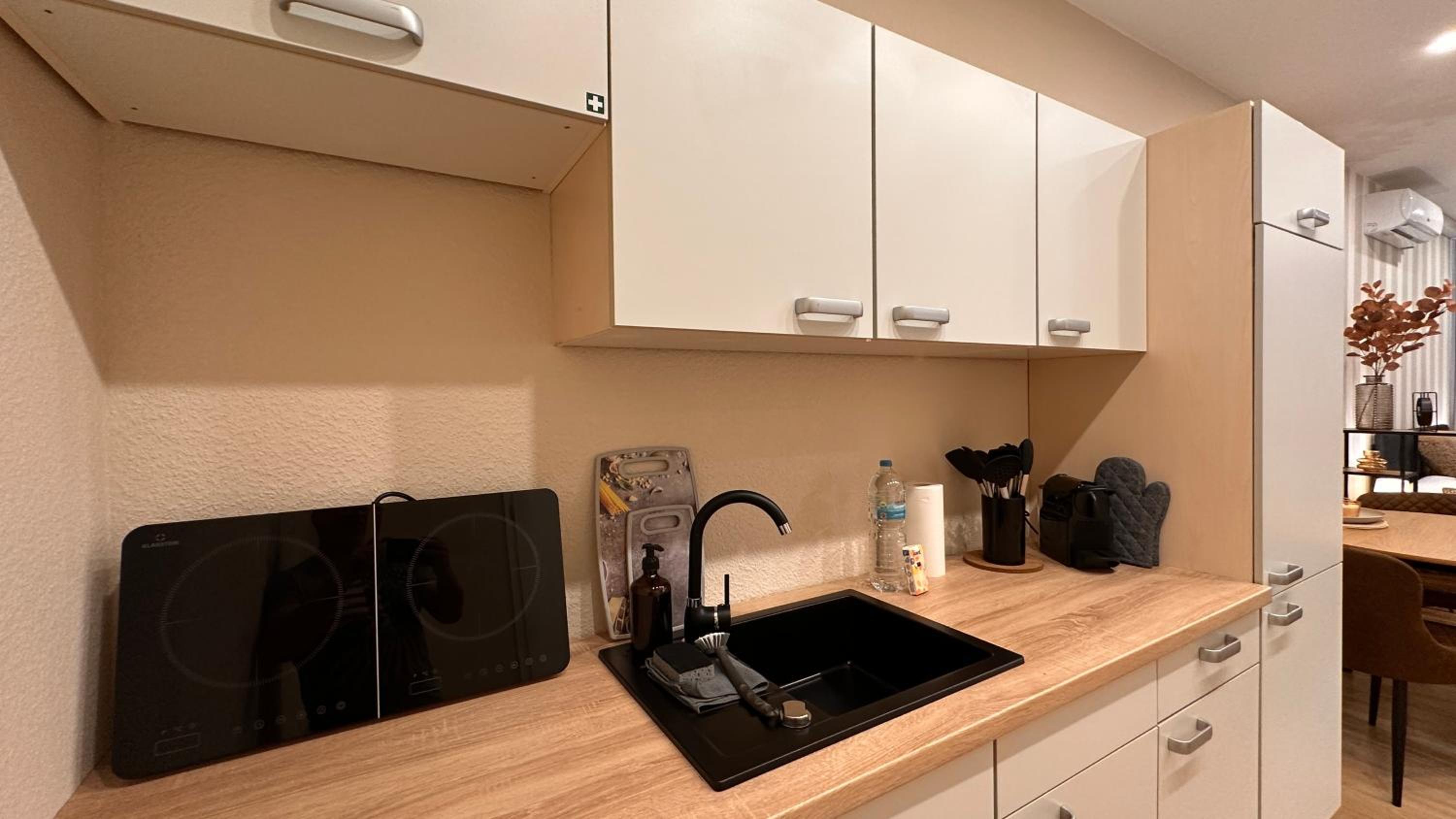 Bellahomes, Aircondition, private Parking, Netflix, Airport 30 Minuten