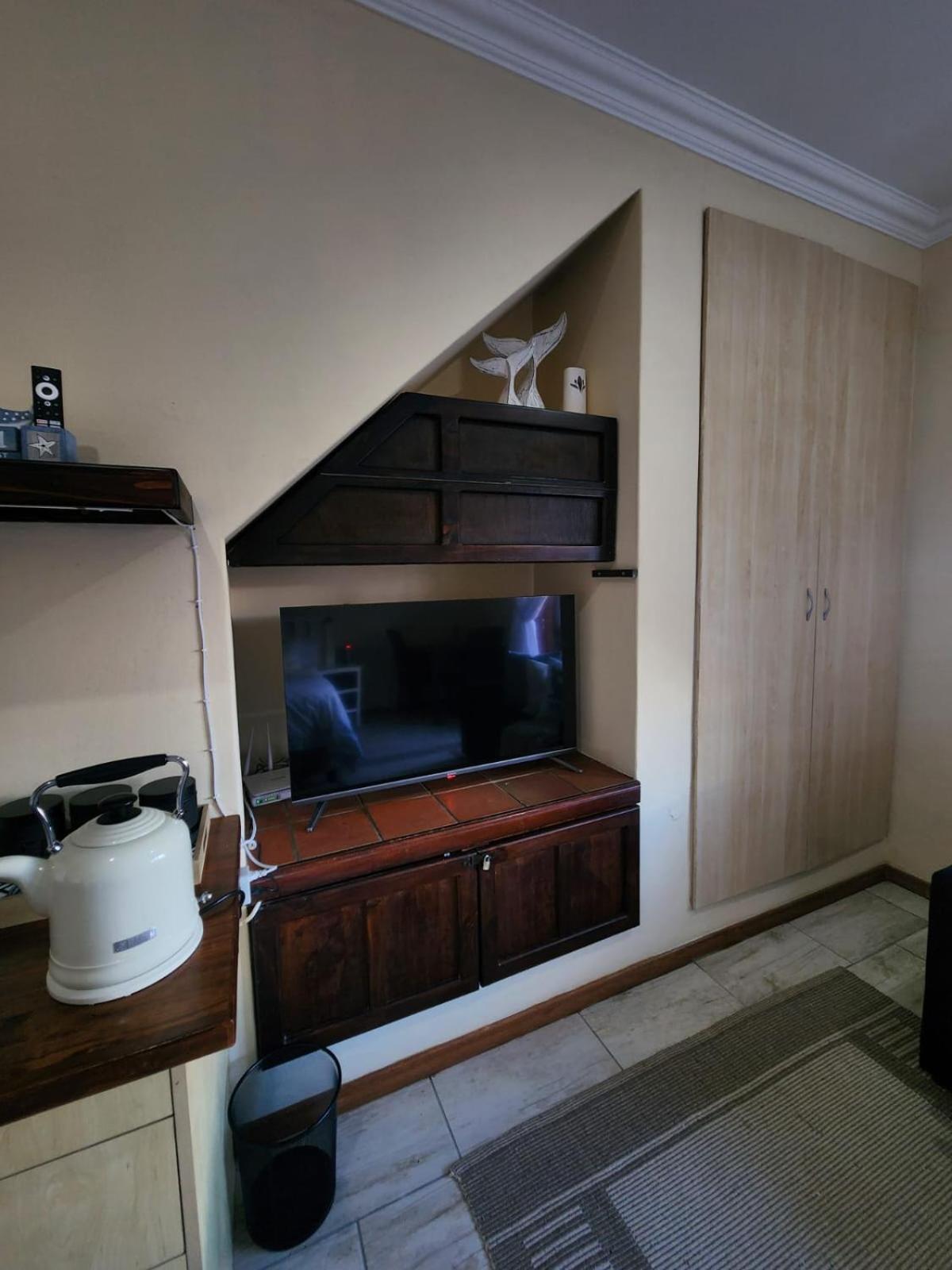 Unit 301 Little Whale's Tail Self-catering Studio view 5