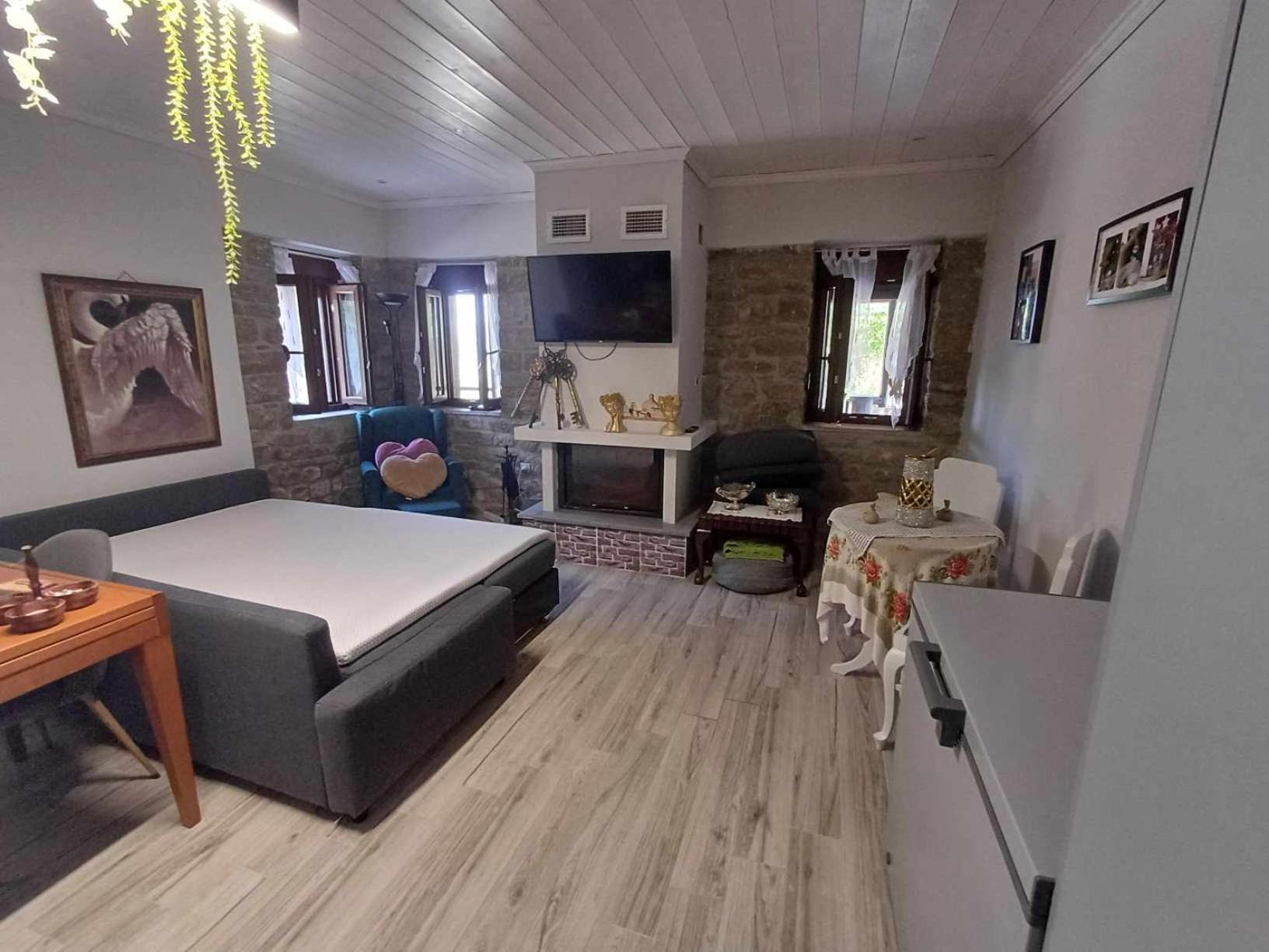 Stonehouse Karidis