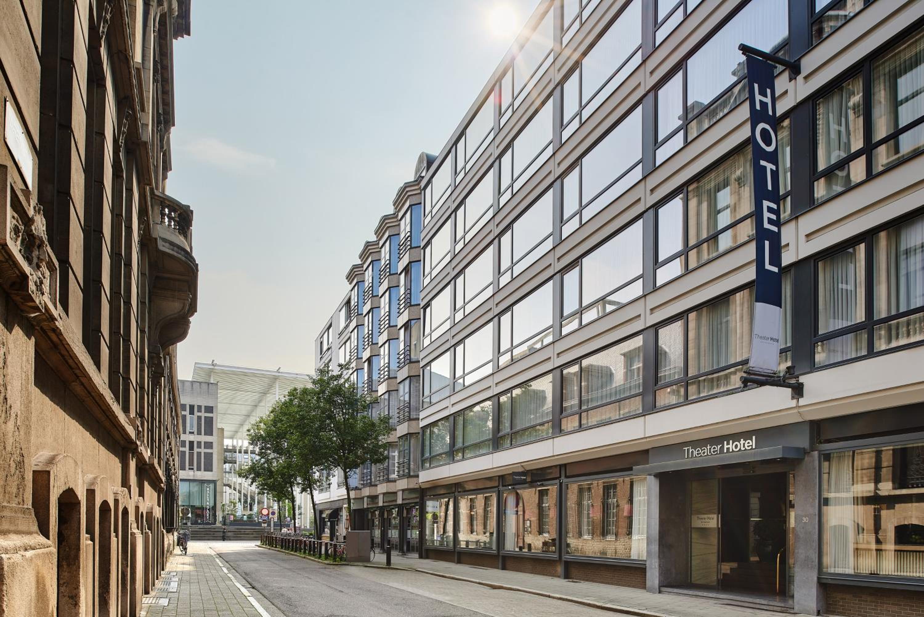 Hotel Theater Hotel - Image 1