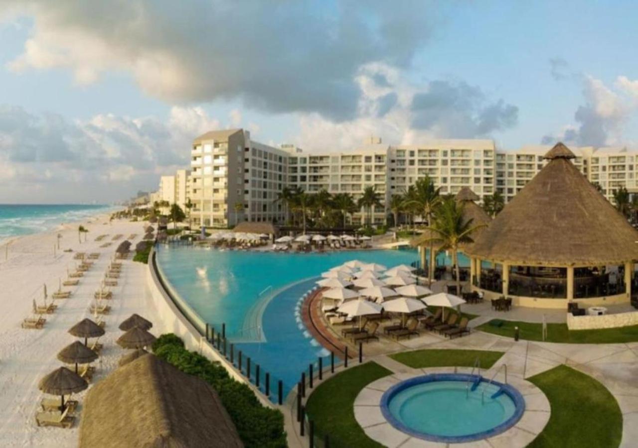 Enjoy the white sand resort beach in a 1BD vacation condo onsite infinity pool, spa, and mini golf