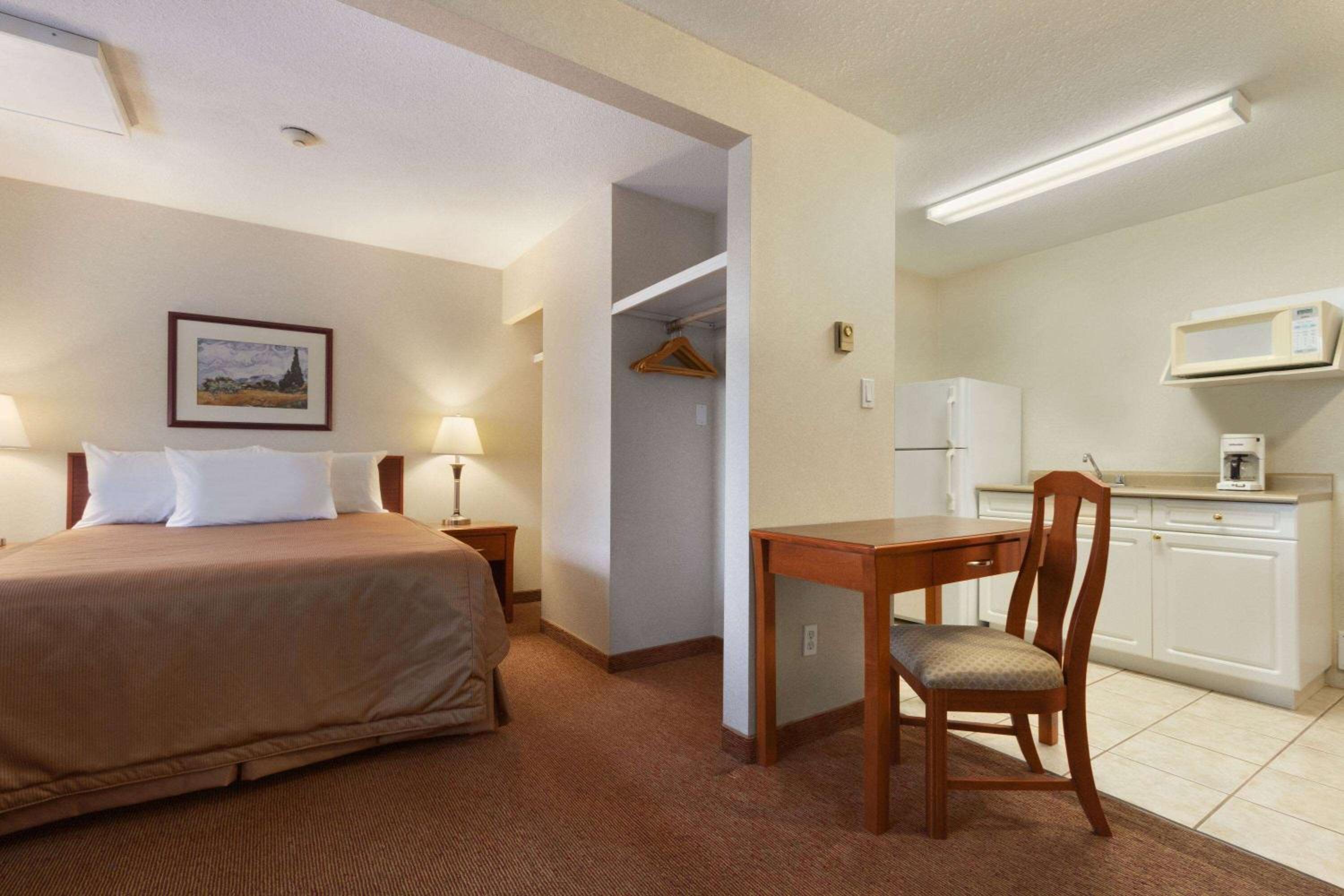 Langley Vacations - Travelodge by Wyndham Langley - Property Image 1