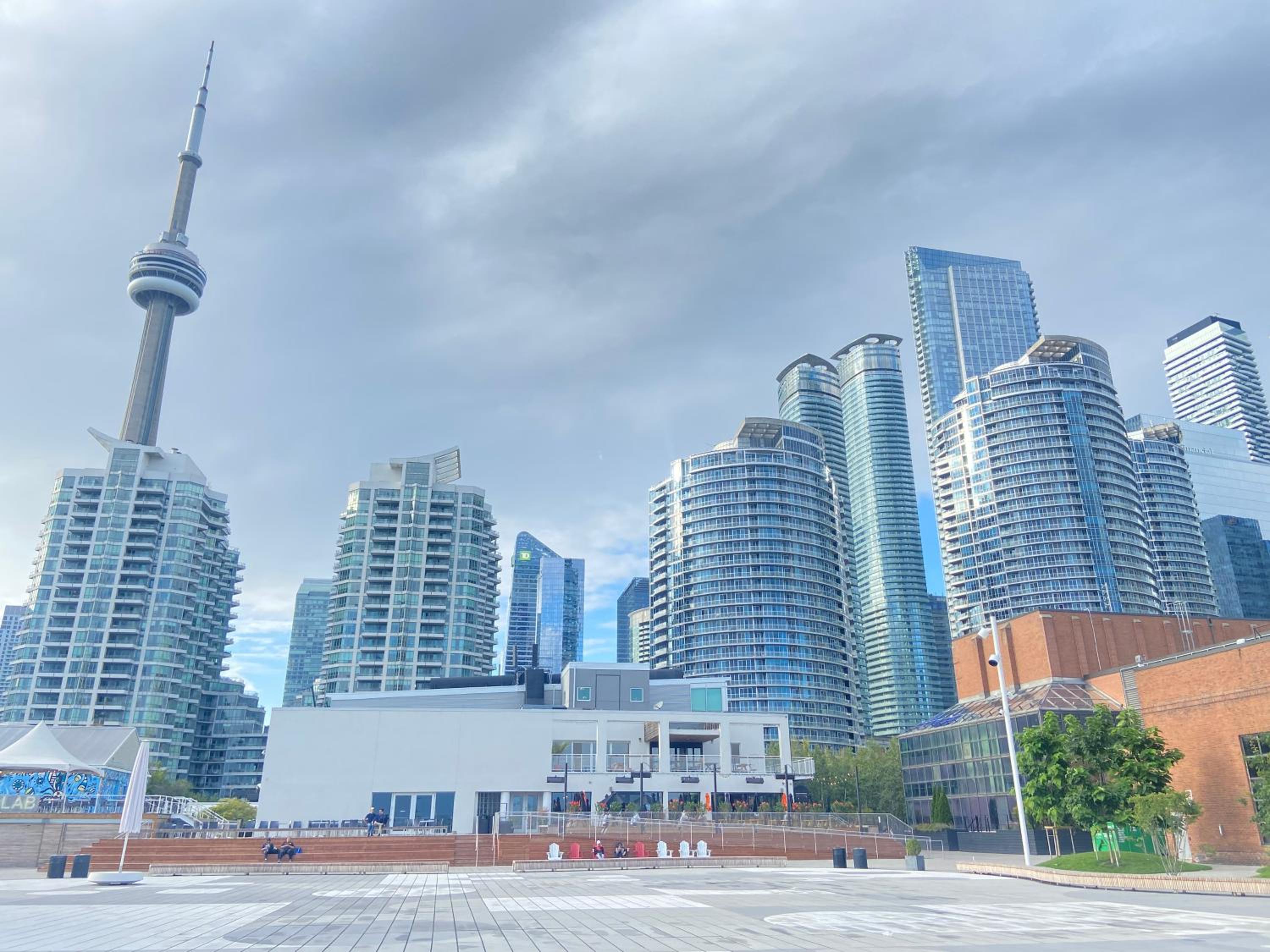 Million Dollar Lake-view - Harbourfront Spacious 2 bedroom- 2 bathroom Condo across the lake with stunning lake view with Free Parking!