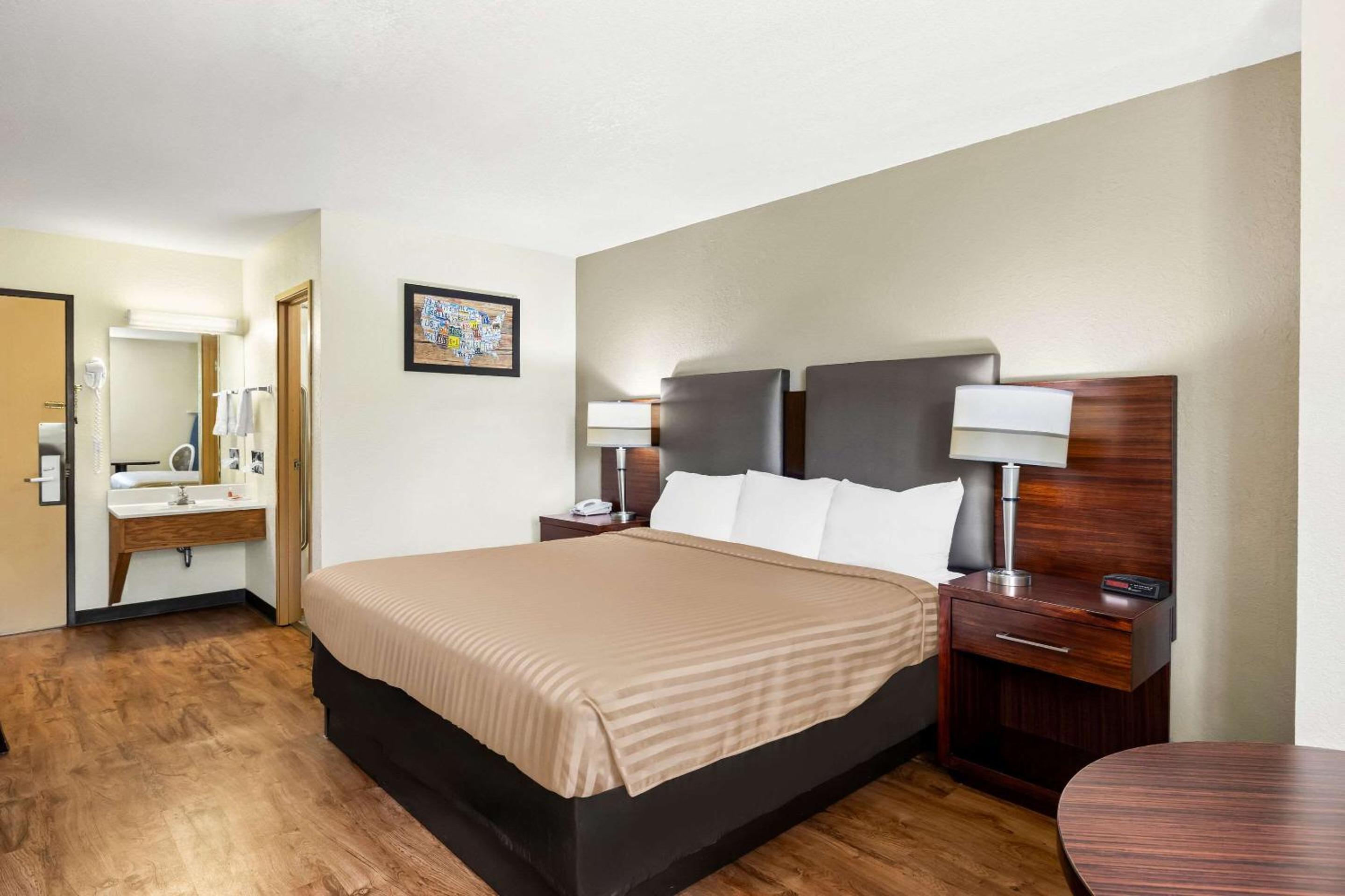 Emporia Vacations - Econo Lodge - Property Image 25