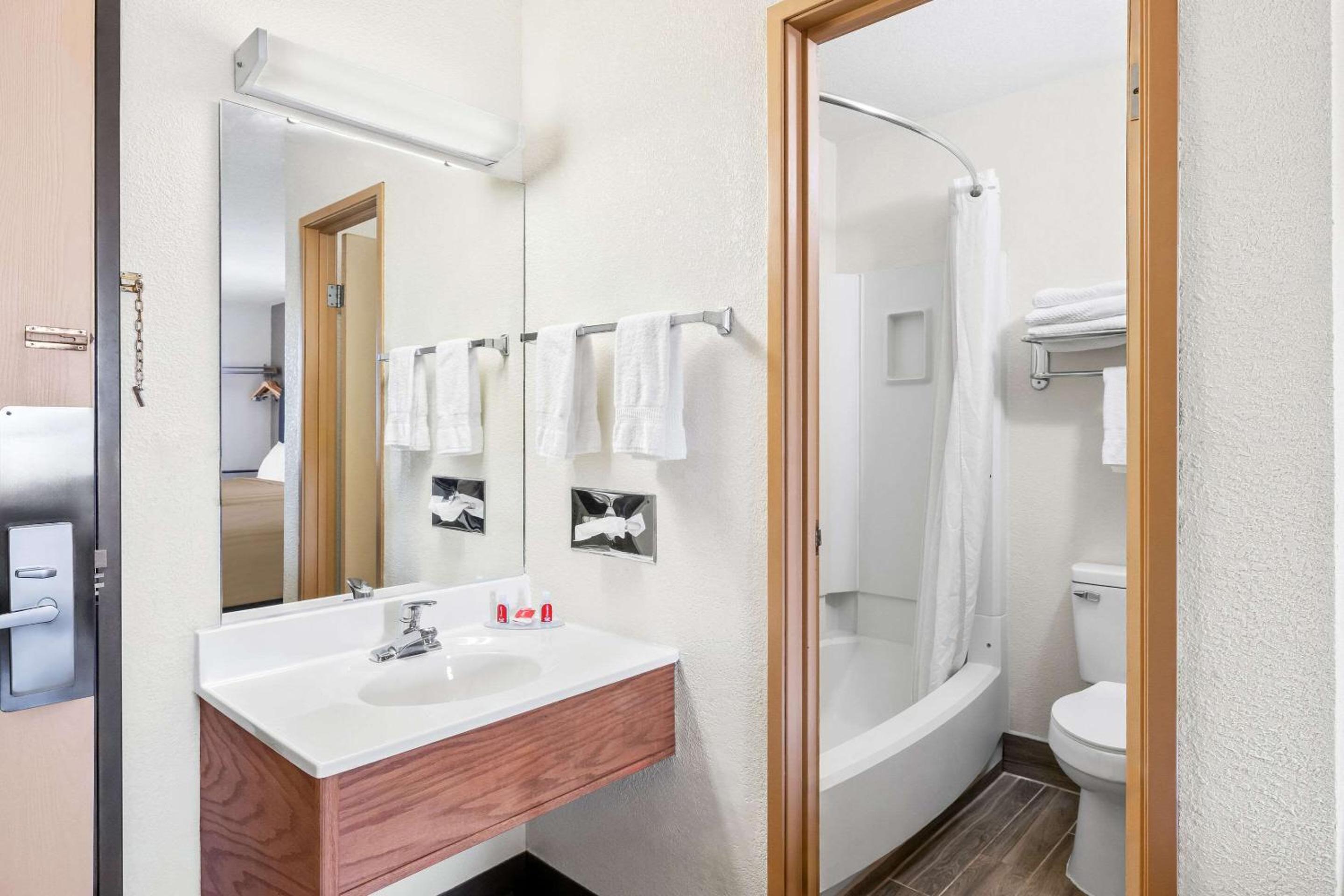 Emporia Vacations - Econo Lodge - Property Image 43