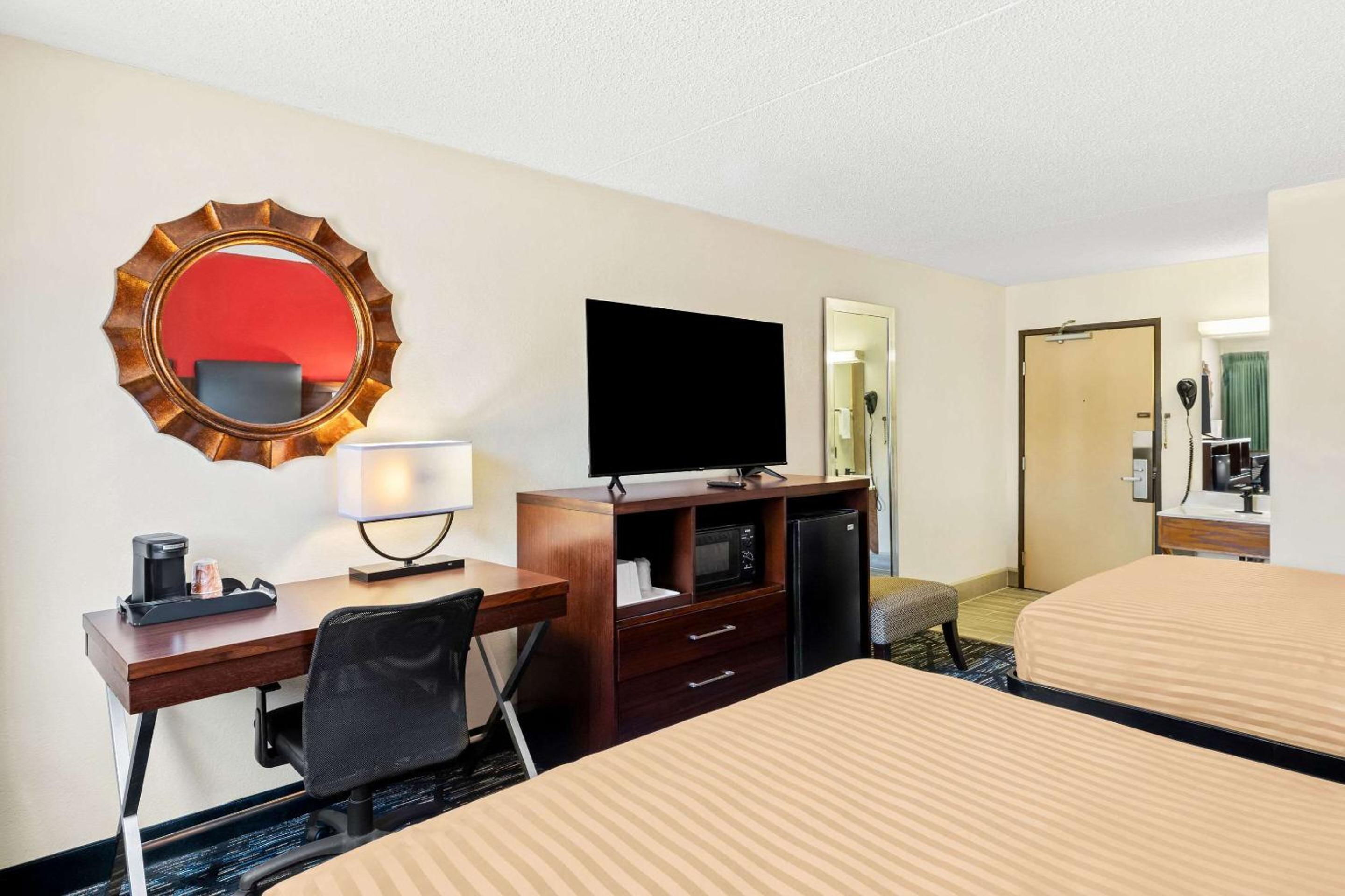 Emporia Vacations - Econo Lodge - Property Image 2