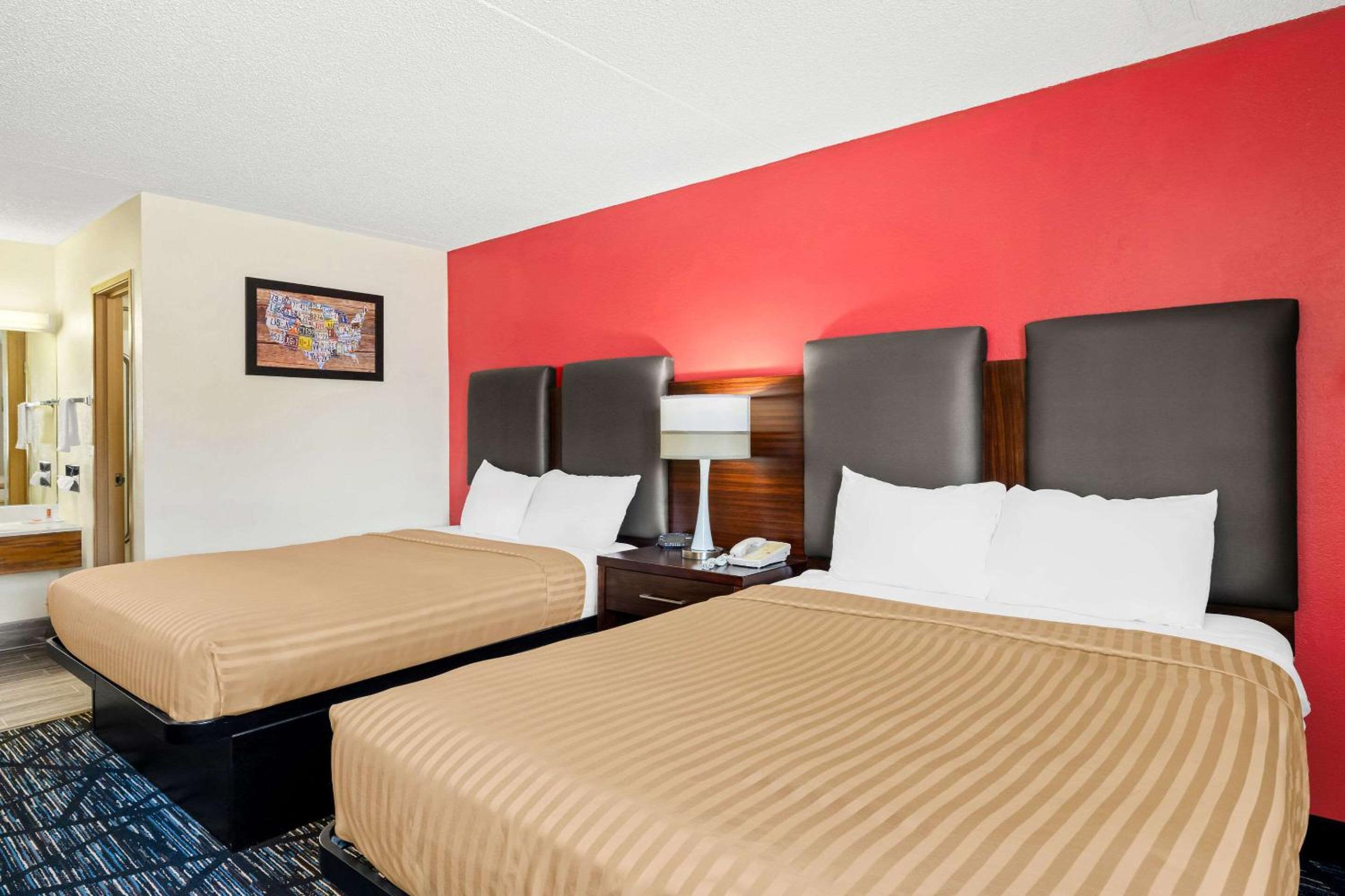 Emporia Vacations - Econo Lodge - Property Image 3