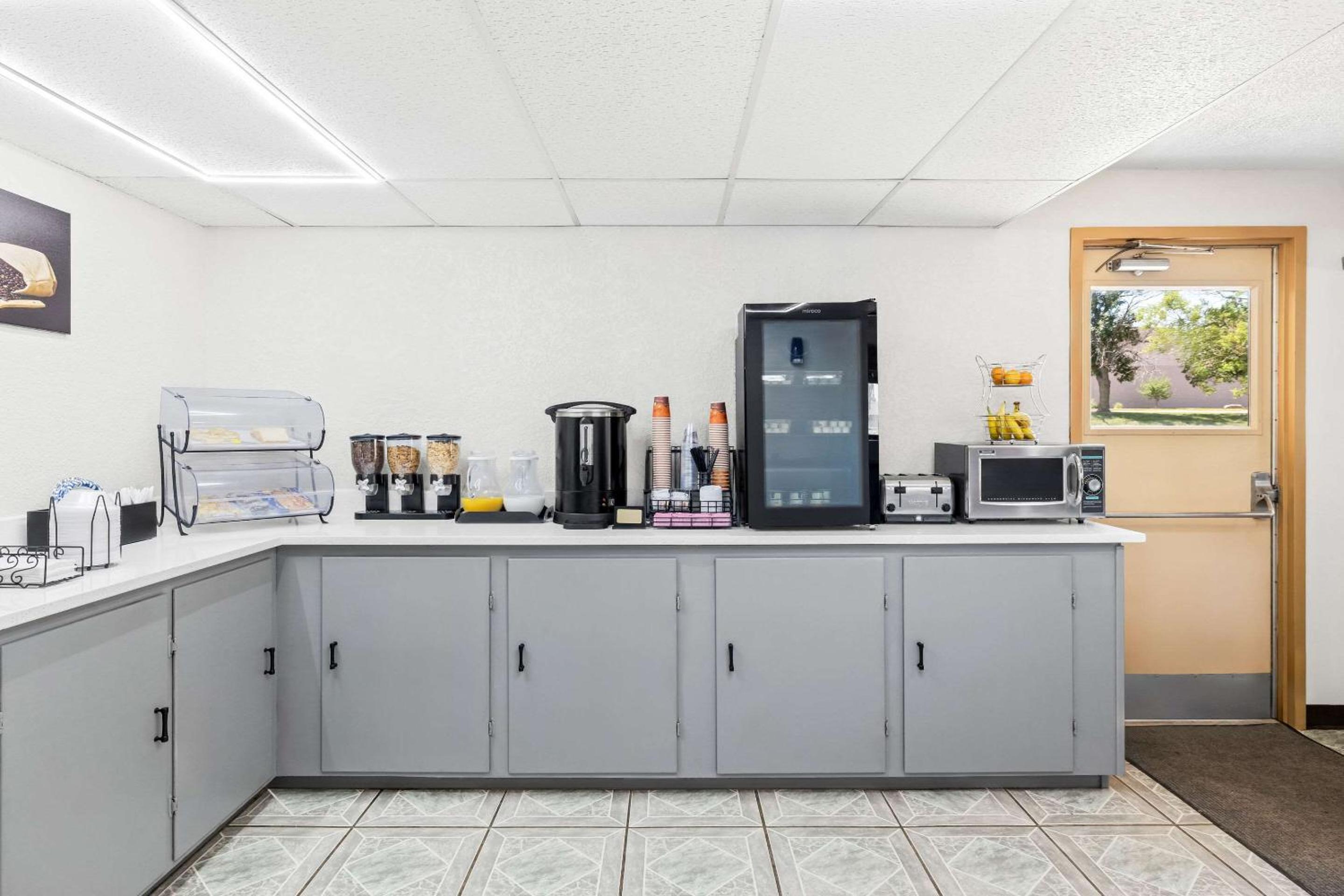 Emporia Vacations - Econo Lodge - Property Image 5