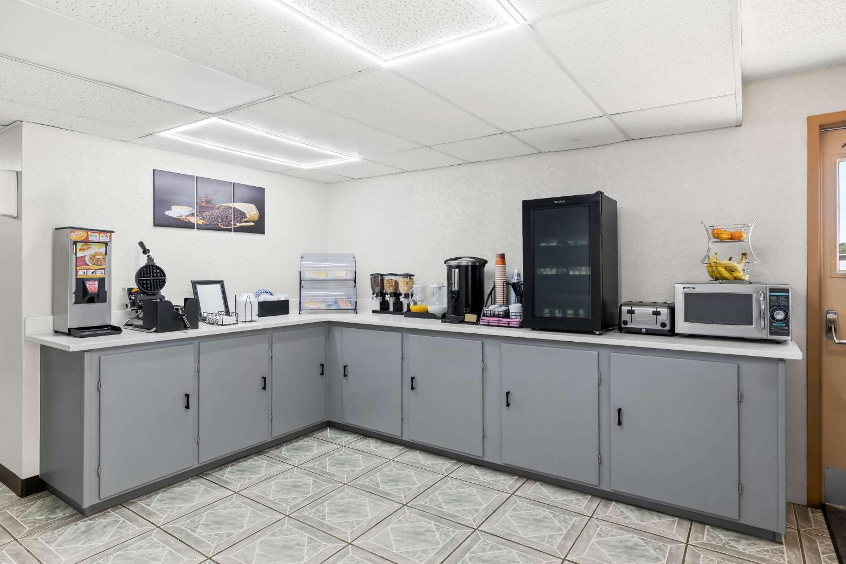 Emporia Vacations - Econo Lodge - Property Image 4