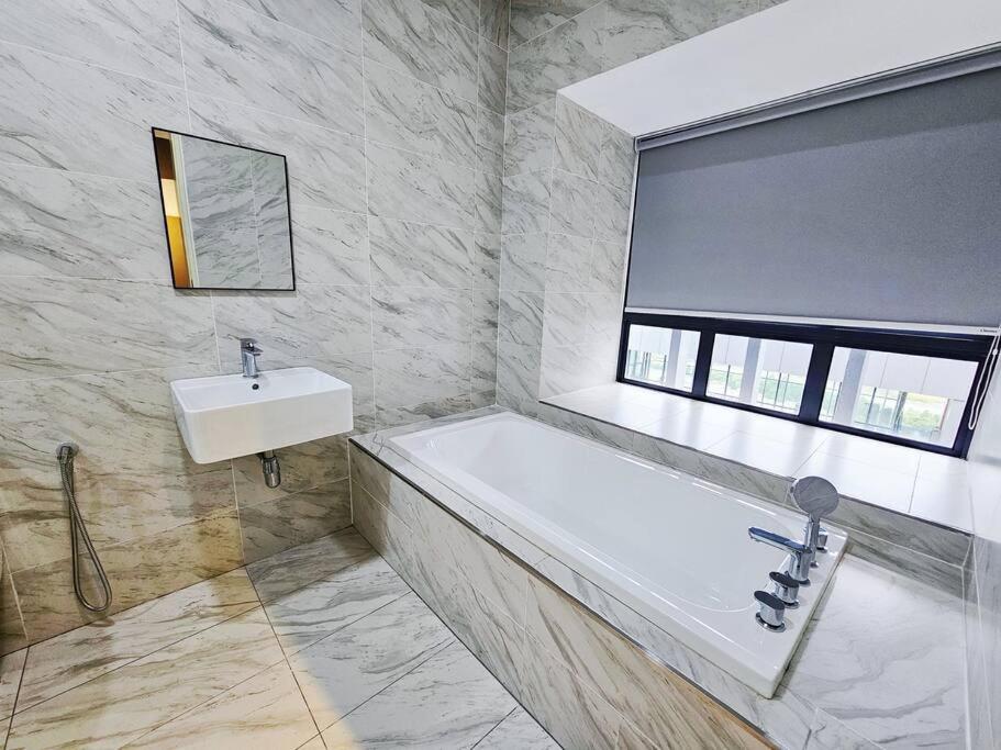 Peacefully&Chill#PrivateBathtub#ImperioResidence