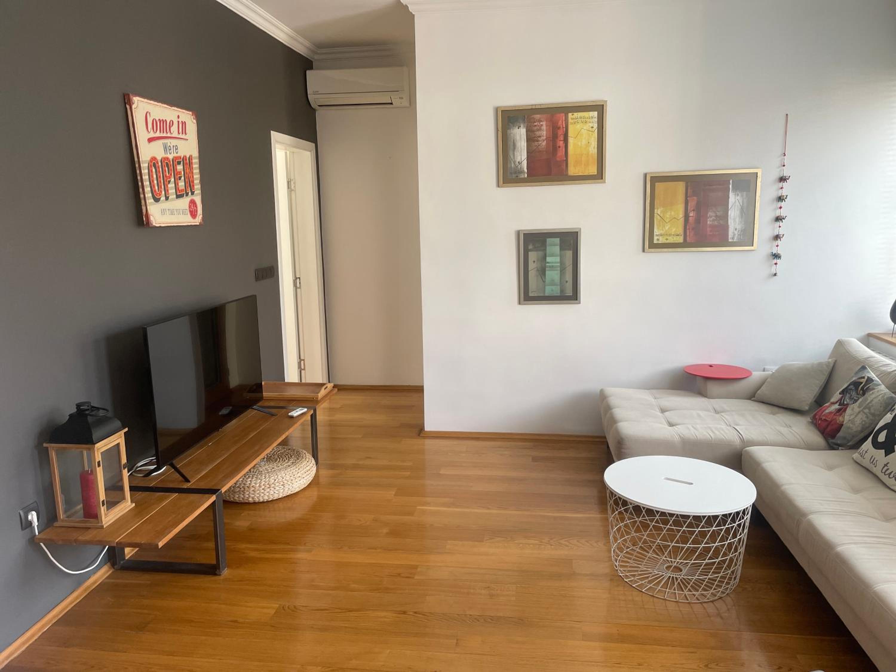 Large 2-BEDROOM Centre Art Apartment