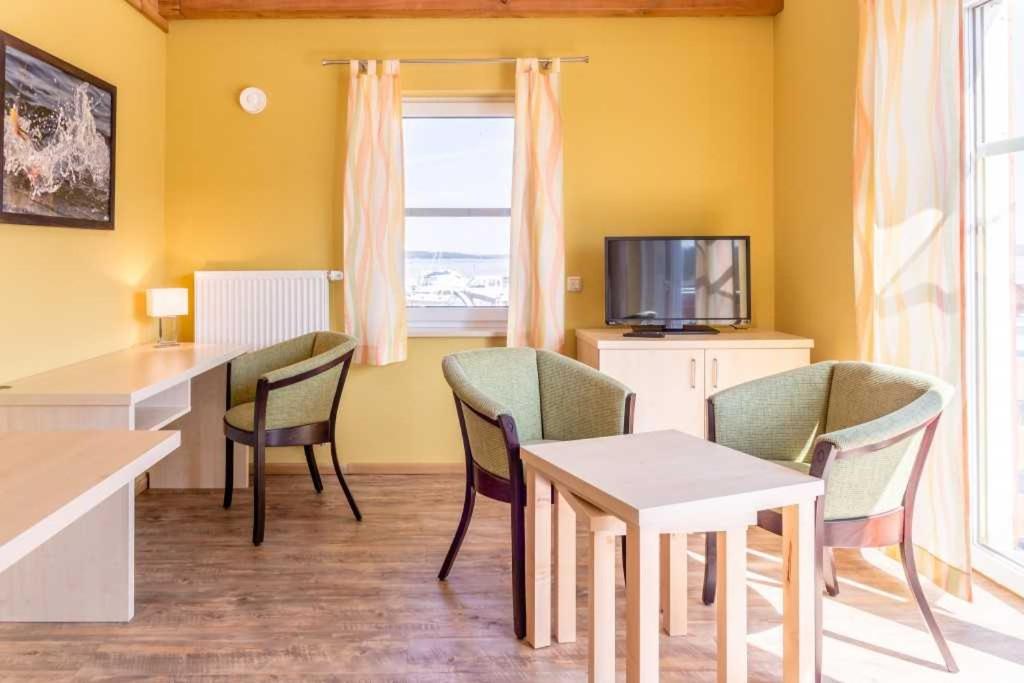 Ferienwohnung mit Seeblick - Fischerhafen Plauer See - Property Image 1