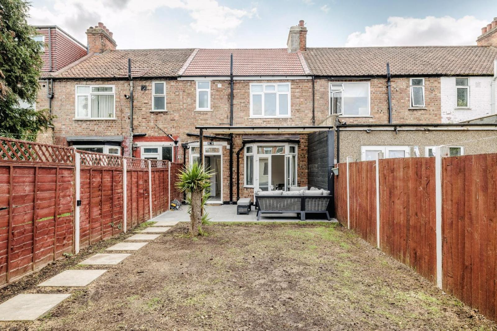Modern home with driveway parking for 2 vehicles, near Tottenham Hotspur Stadium, White Hart Lane Train Station
