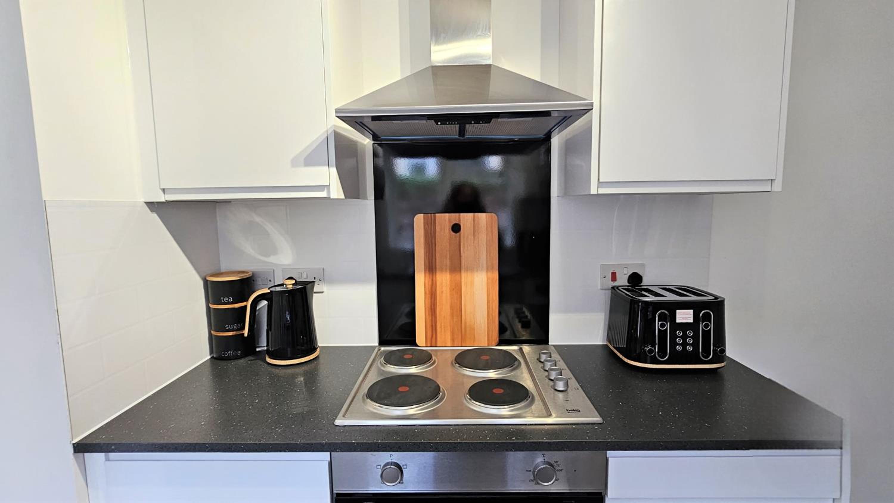 Redcliffe Place By N And N Stays Ltd - Lovelly Home close to Designer Outlet, Perfect for Contractors & Workers with convenient on street parking view 4