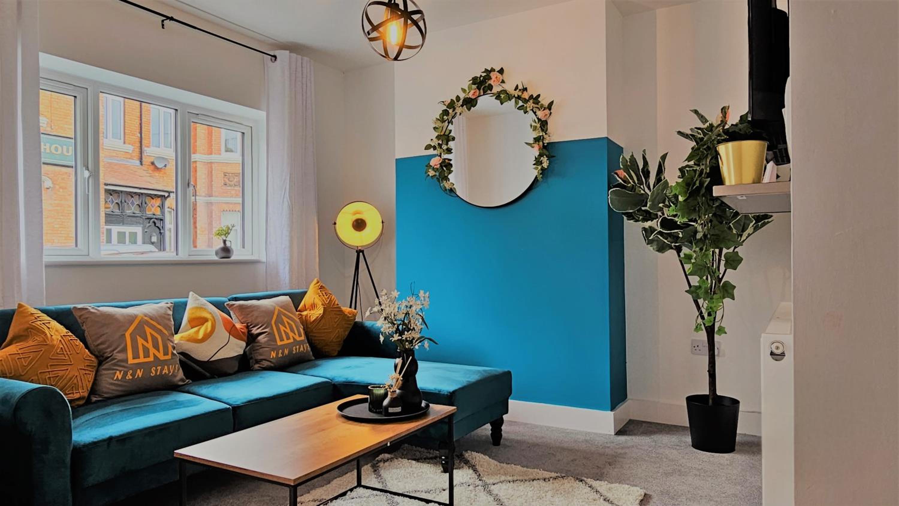Redcliffe Place By N And N Stays Ltd - Lovelly Home close to Designer Outlet, Perfect for Contractors & Workers with convenient on street parking view 2