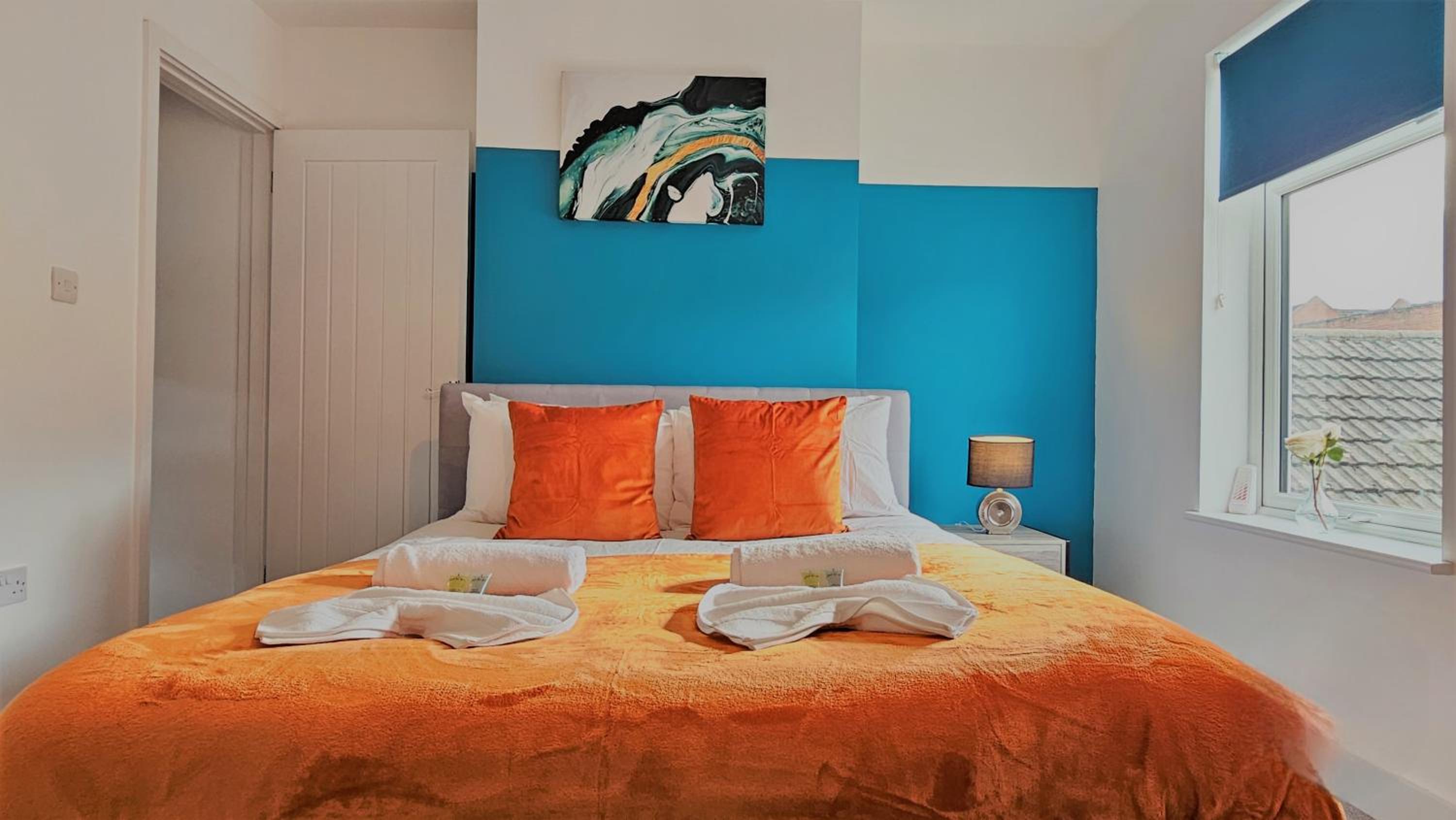 Redcliffe Place By N And N Stays Ltd - Lovelly Home close to Designer Outlet, Perfect for Contractors & Workers with convenient on street parking view 3