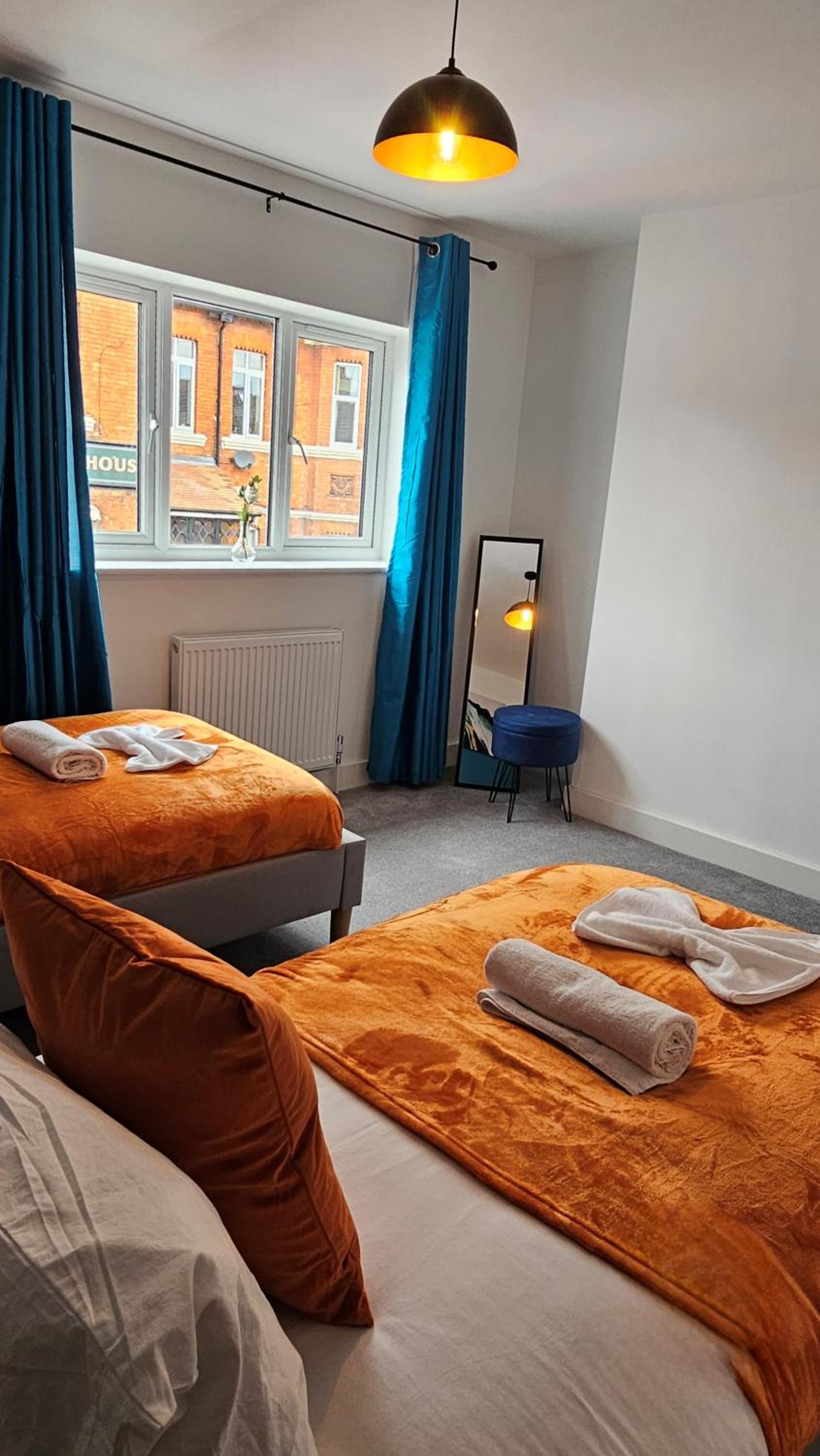 Redcliffe Place By N And N Stays Ltd - Lovelly Home close to Designer Outlet, Perfect for Contractors & Workers with convenient on street parking view 5