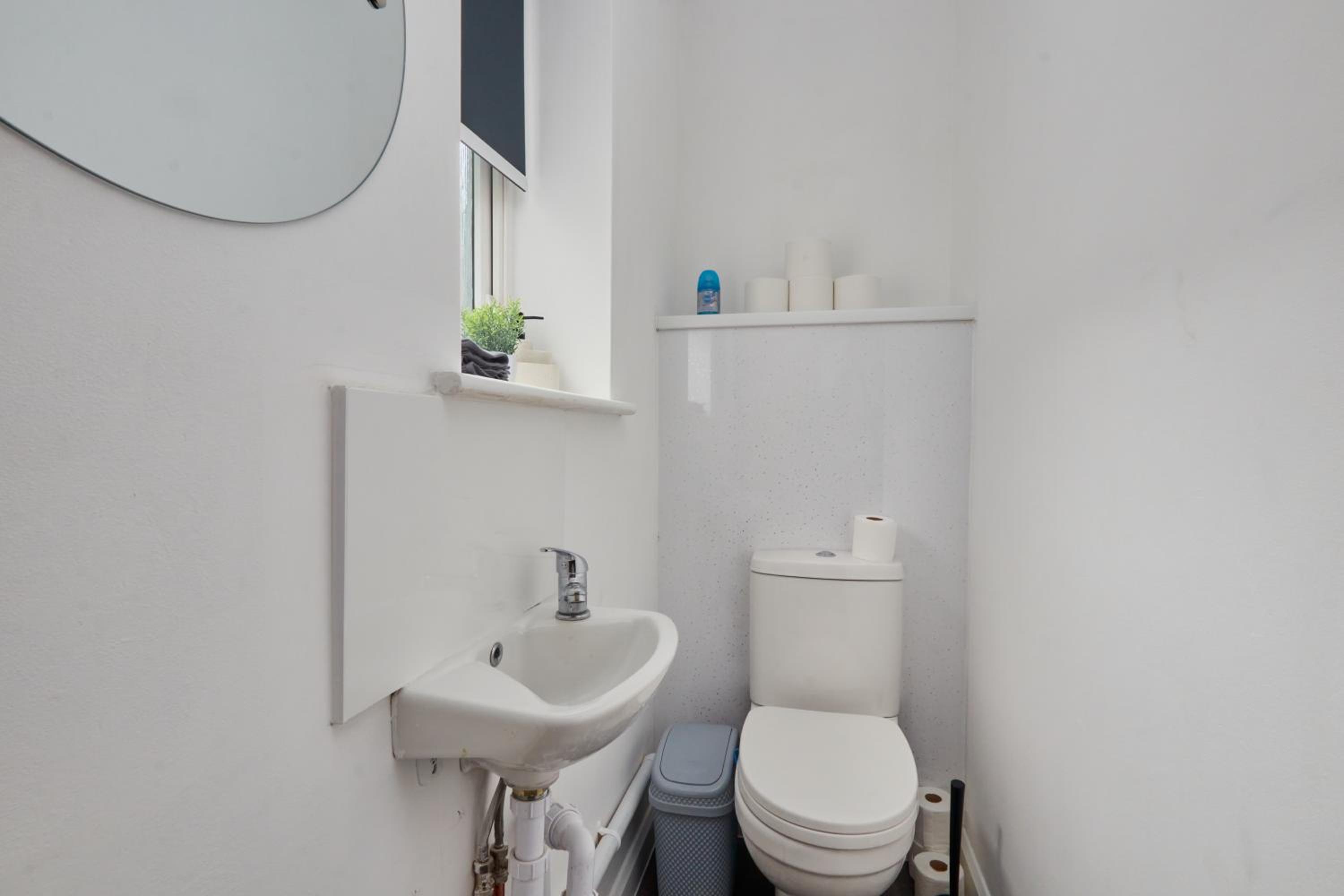 4 Bedroom Free Parking Contractors & Families view 3