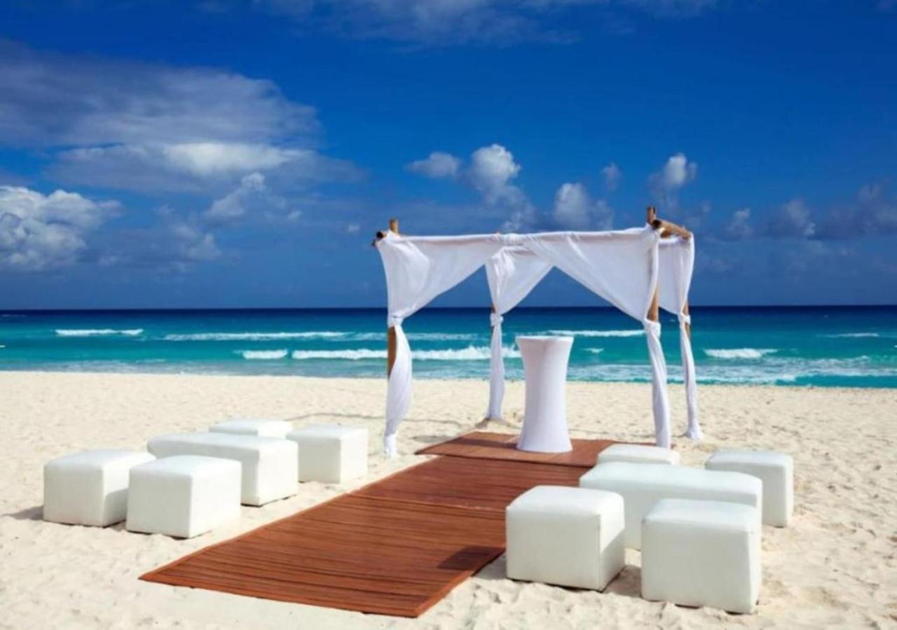 Enjoy the Cancun area with the family in this family friend 2BD resort condo with amenities