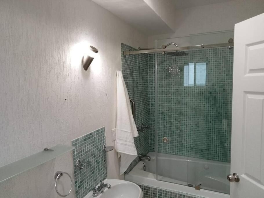 Casa-piscina-3Hab-Baño Privado-Wifi 50 Mbps-Tina