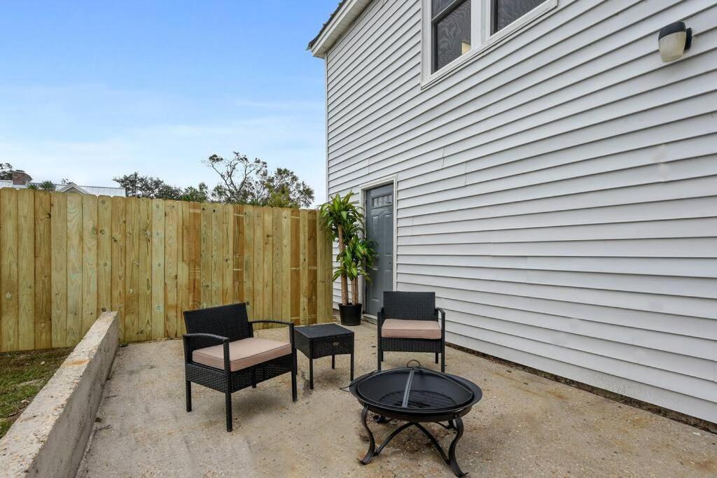 Cozy cottage by the Sea -near downtown with patio! view 2