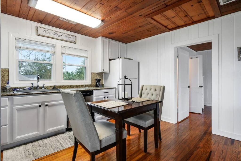 Cozy cottage by the Sea -near downtown with patio! view 3