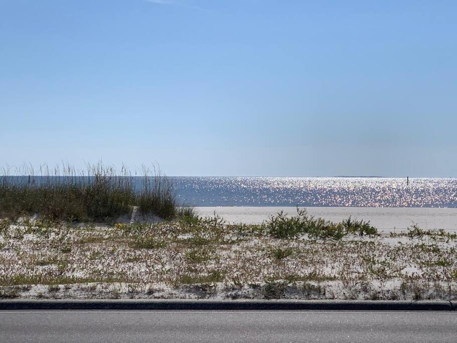 Cozy cottage by the Sea -near downtown with patio! view 4