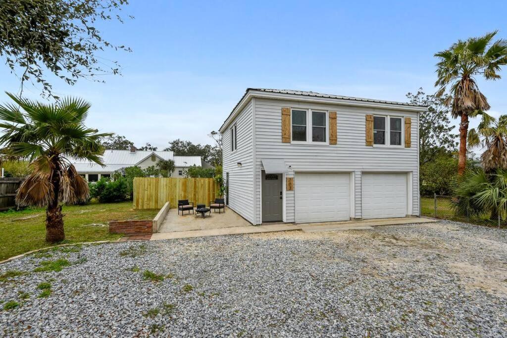 Cozy cottage by the Sea -near downtown with patio! view 5