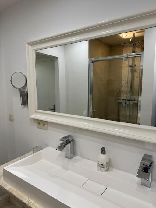 Appartement lumineux et chaleureux avec piscine estivale