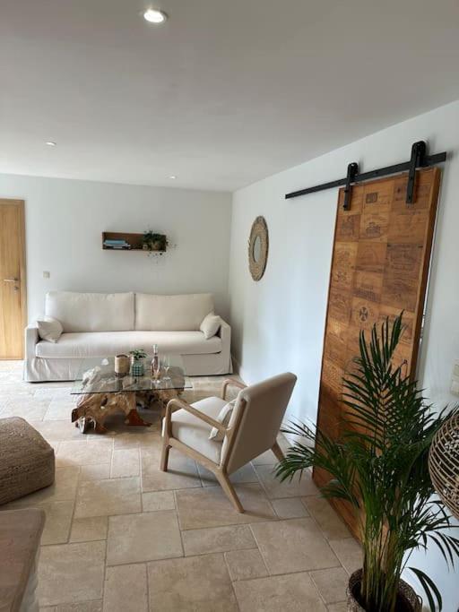 Appartement lumineux et chaleureux avec piscine estivale