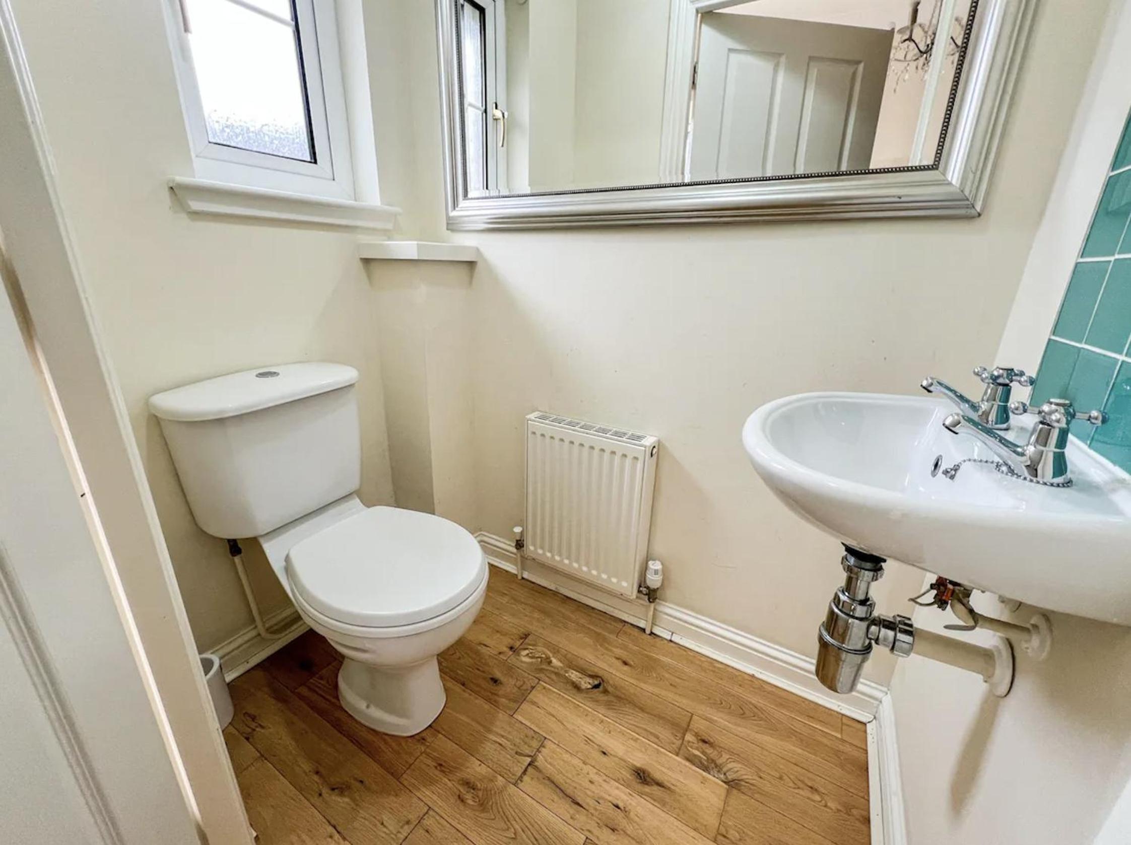 Glasgow Central - Entire house - Free Parking , Free super fast Wifi , Private garden & Parking security view 3