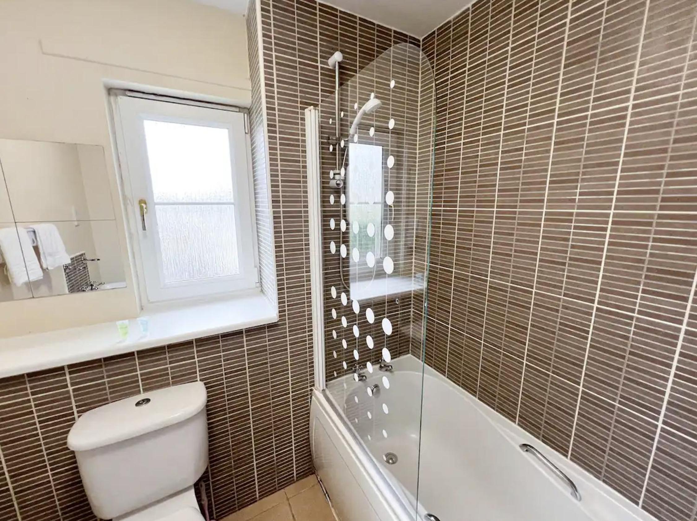 Glasgow Central - Entire house - Free Parking , Free super fast Wifi , Private garden & Parking security view 4