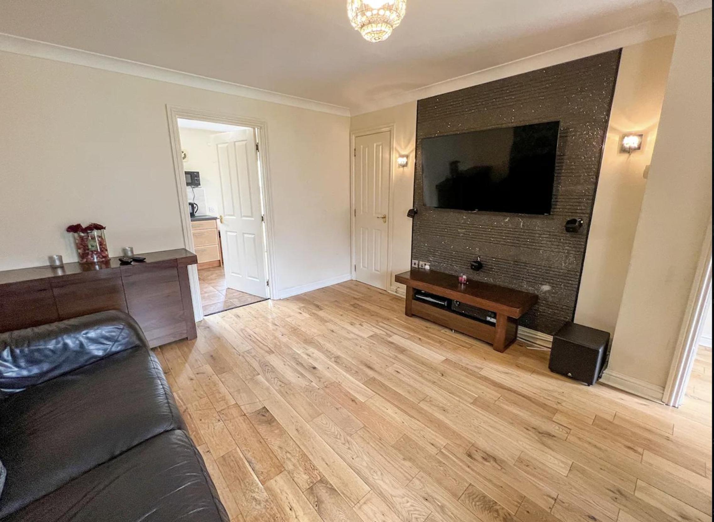 Glasgow Central - Entire house - Free Parking , Free super fast Wifi , Private garden & Parking security view 5