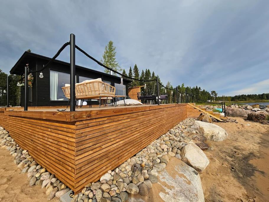 Skandinaavinen mökki rannalla