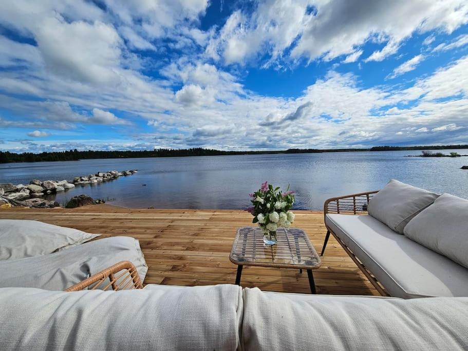 Skandinaavinen mökki rannalla