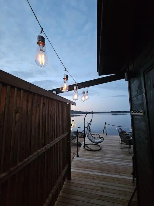 Skandinaavinen mökki rannalla