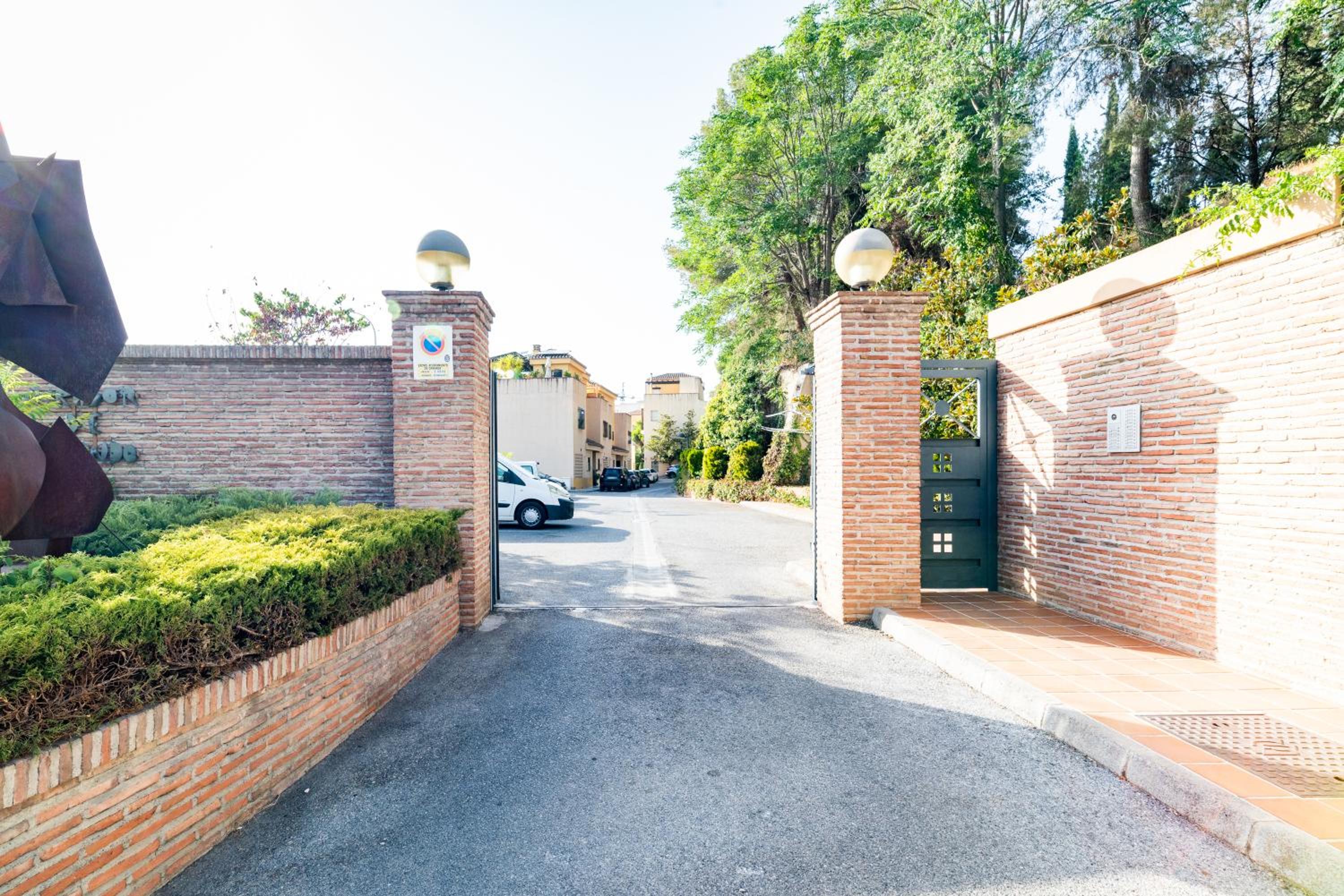 Rolando House, Free Parking