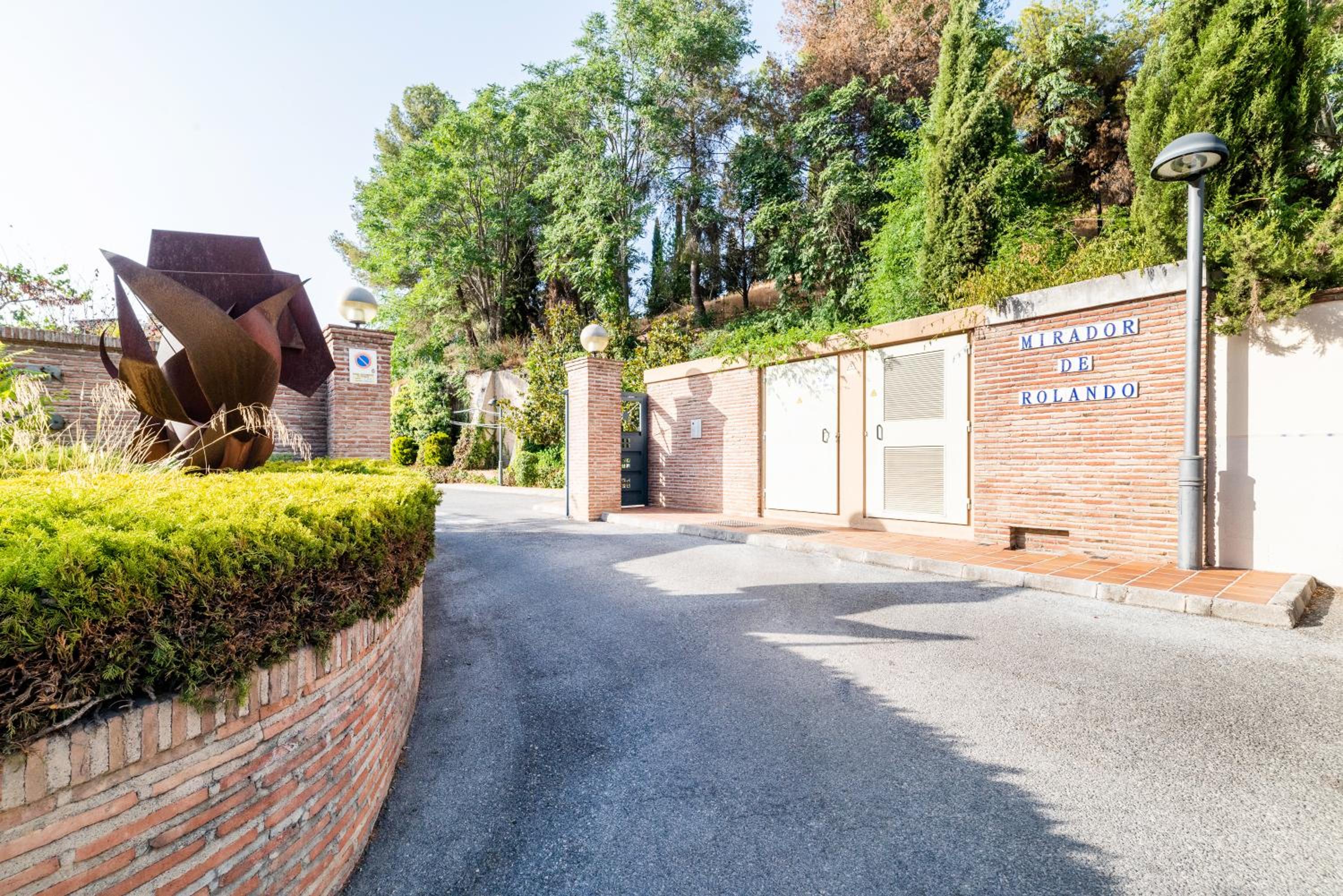 Rolando House, Free Parking