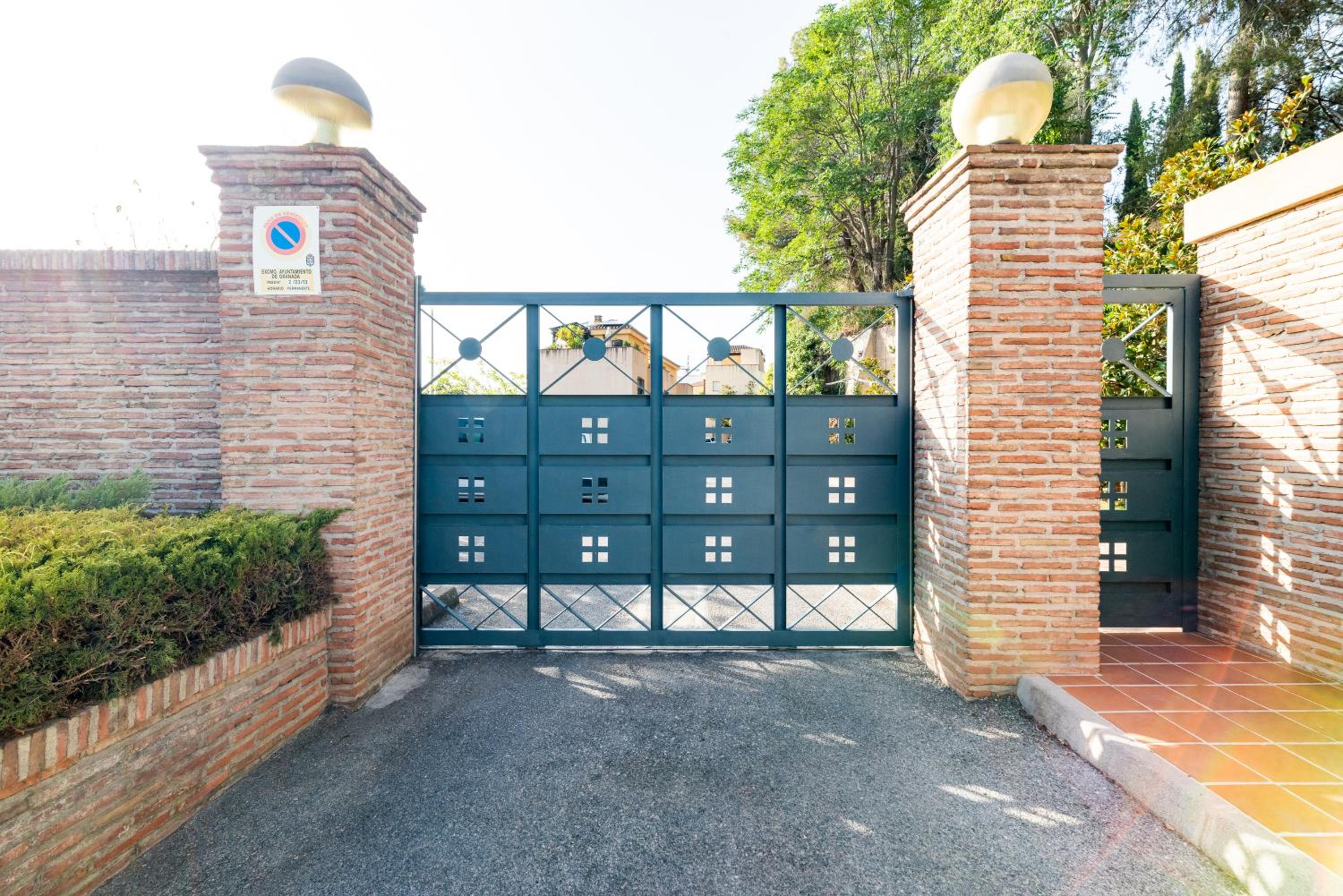 Rolando House, Free Parking