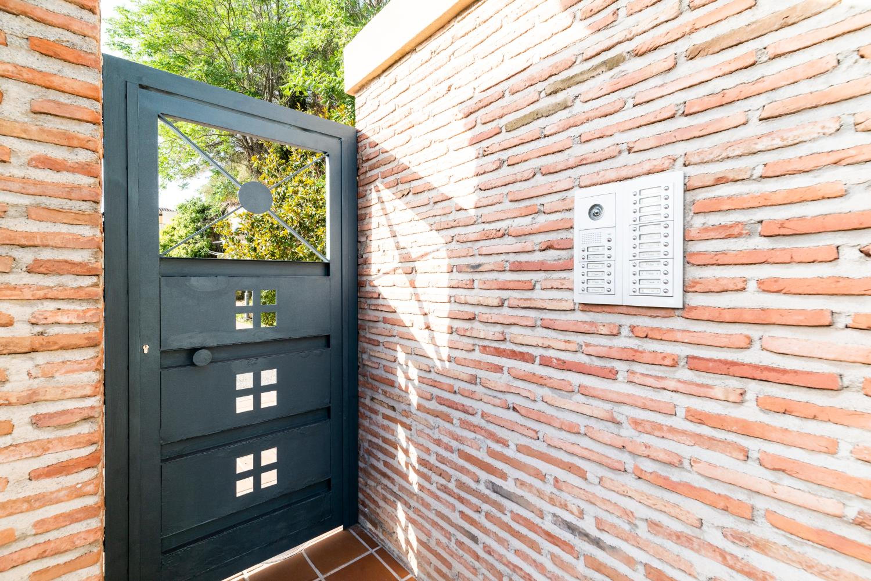 Rolando House, Free Parking