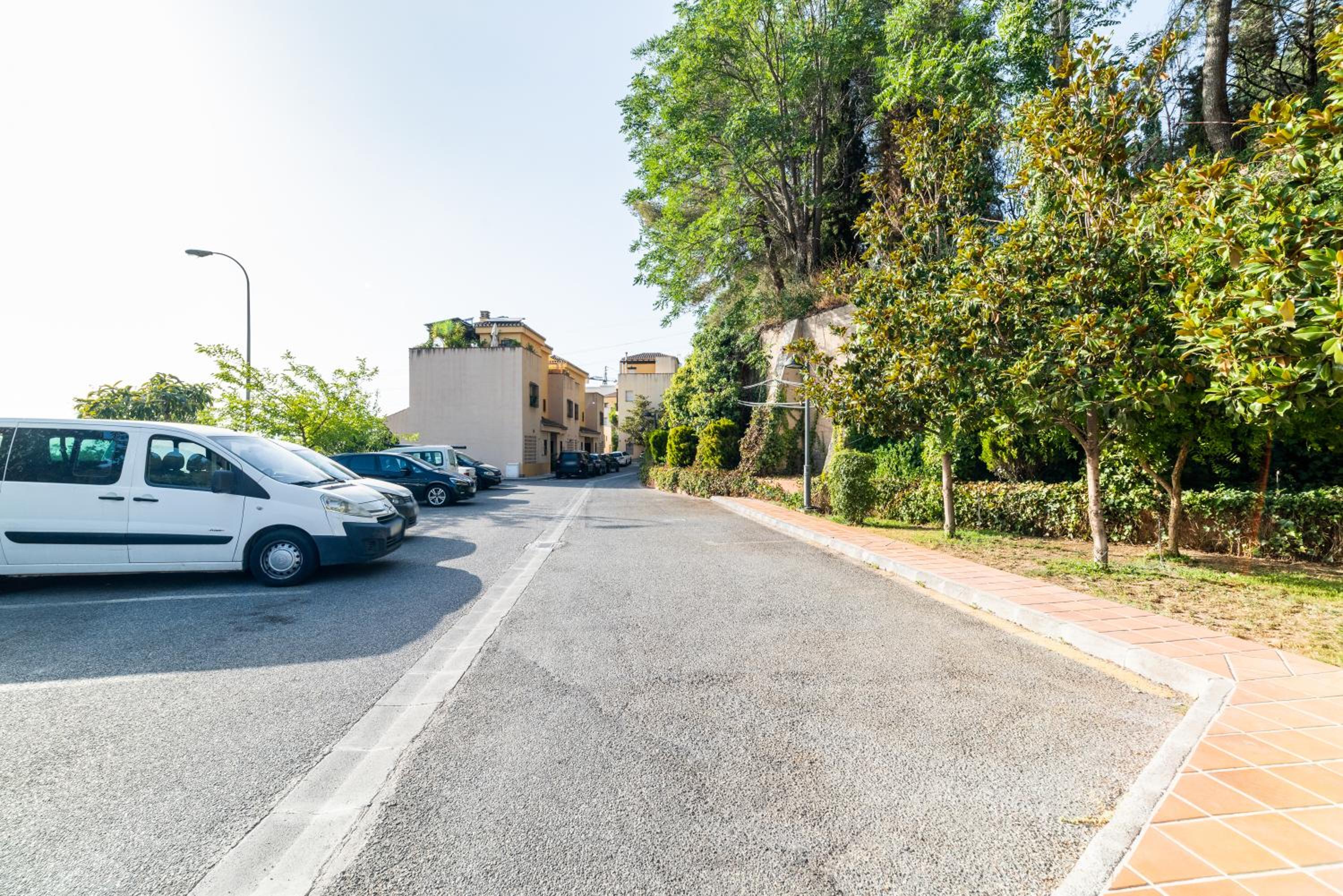 Rolando House, Free Parking