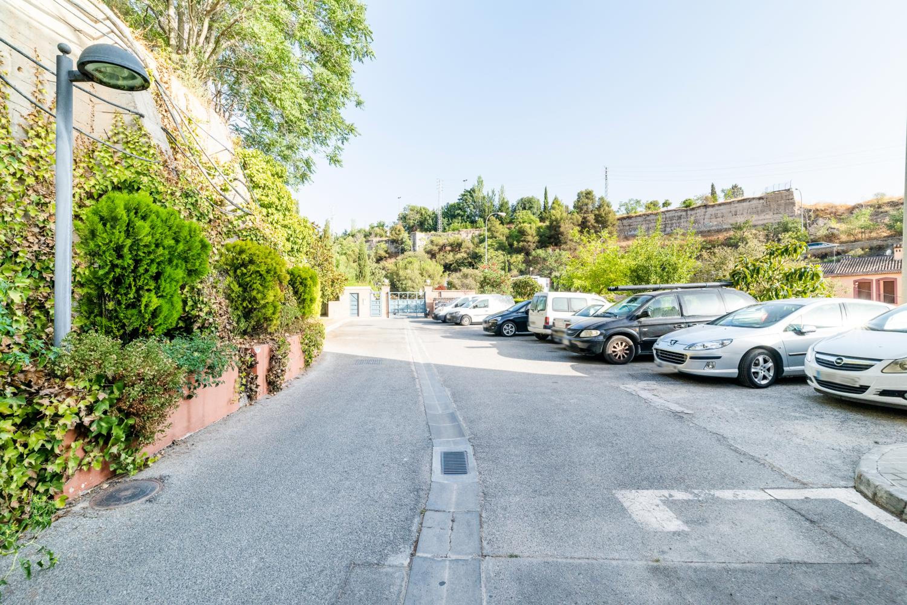 Rolando House, Free Parking