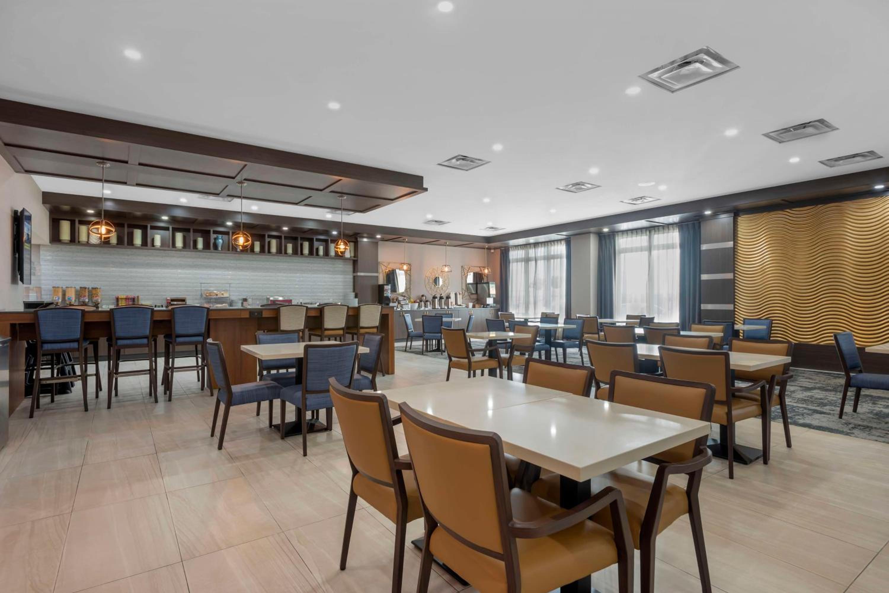 Medicine Hat Vacations - Best Western Premier Executive Residency Medicine Hat - Property Image 3