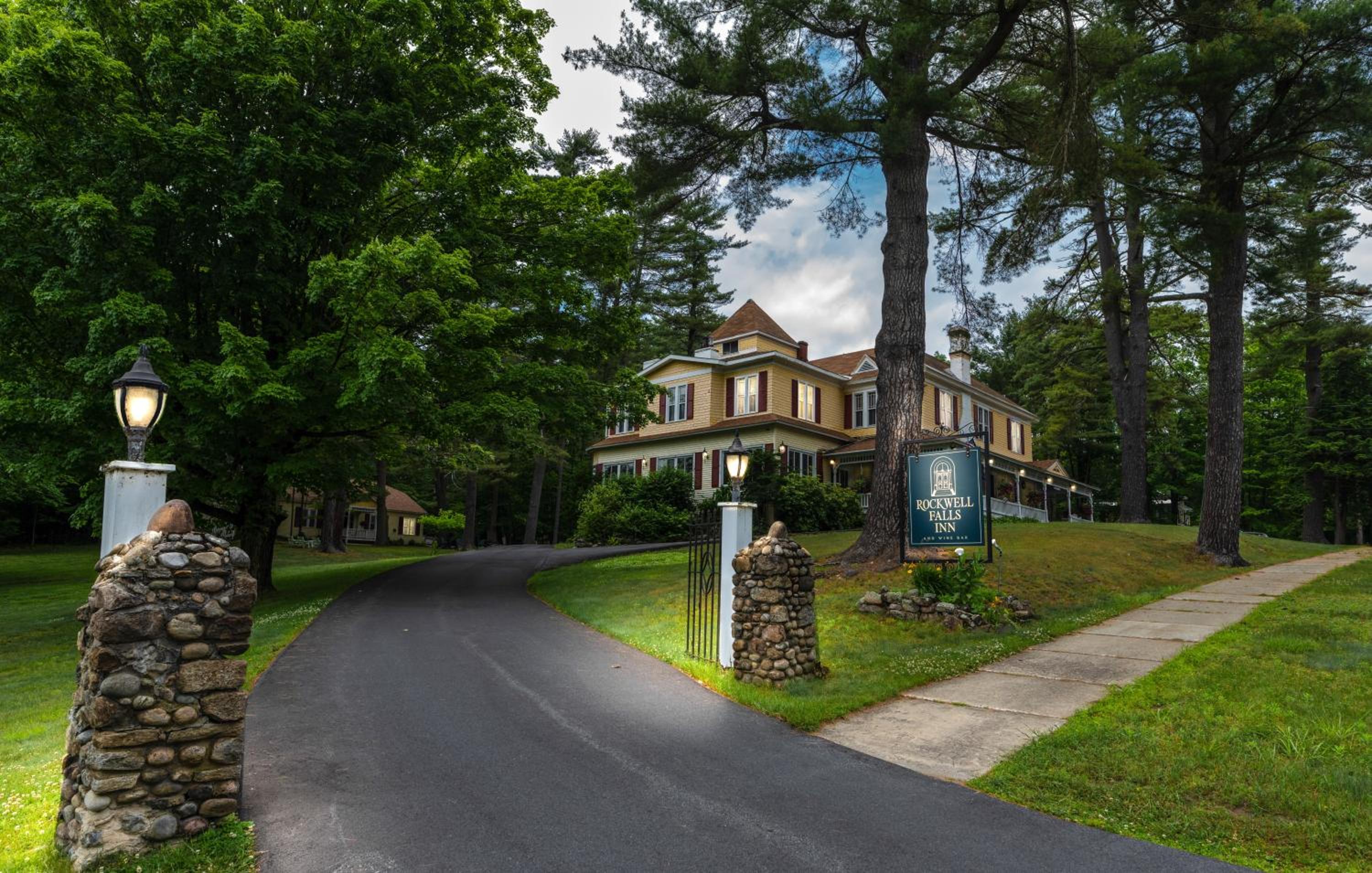 Hotel Rockwell Falls Inn and Wine Bar