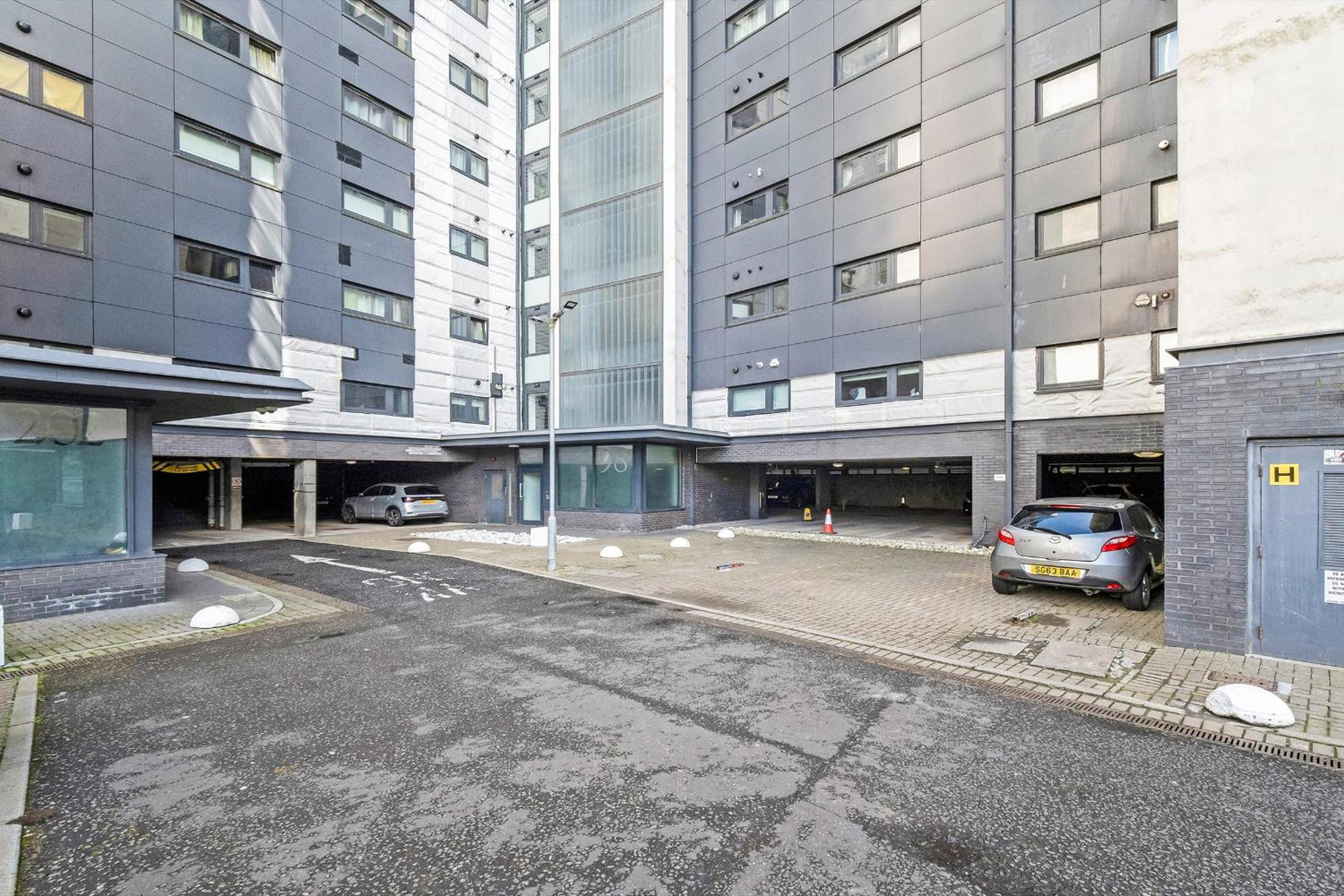Luxurious Penthouse with Bar at Glasgow Hydro & SECC view 2